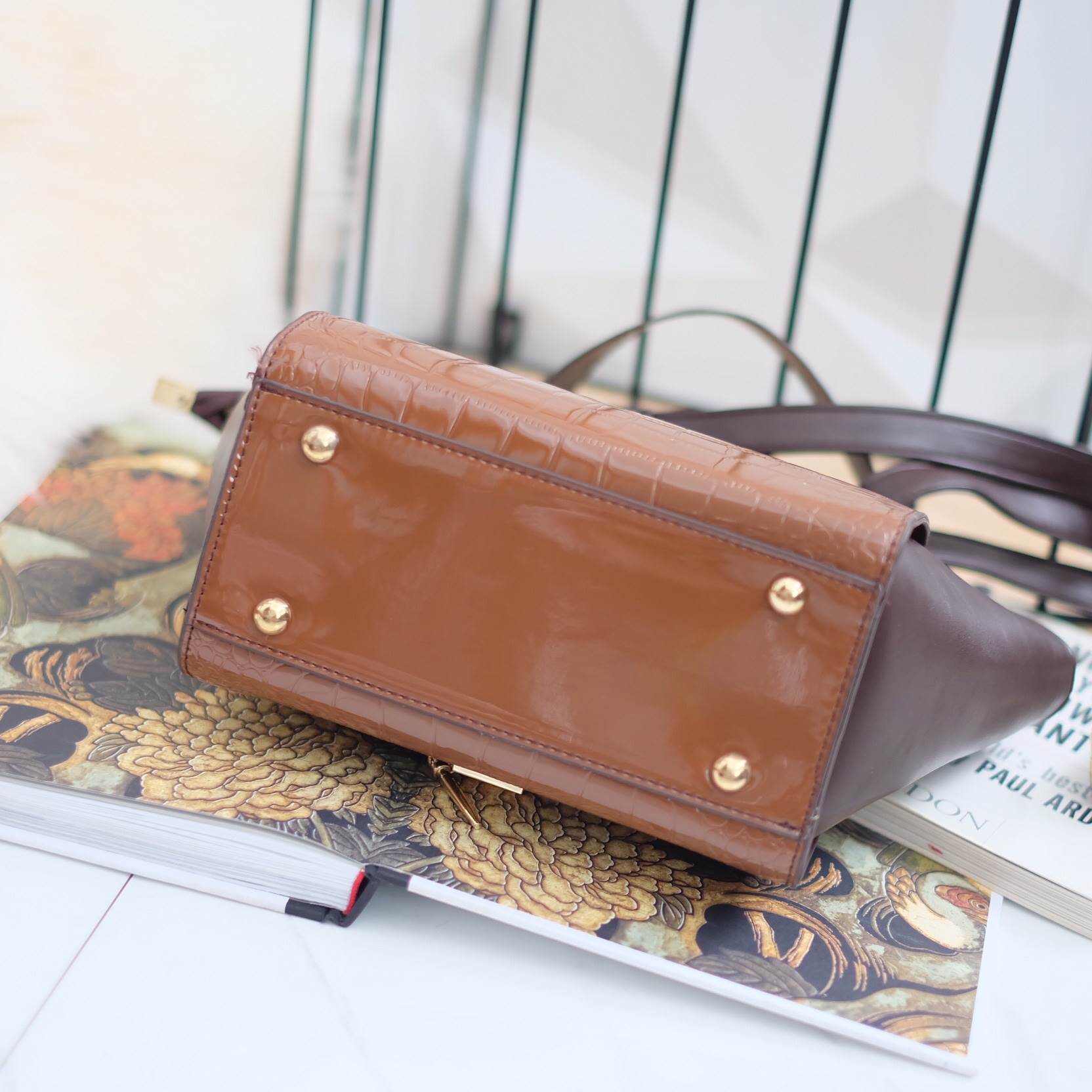 ทรงขายดี สีมาใหม่สวยหรูมากคะ 💜 กระเป๋าถือ / สะพายจาก แบรนด์ David jones หนังอย่างดี ขนาด กำลังดี มีช่องใส่ของจุกจิกด้านใน สีสวยคะ เข้ากับชุดได้ง่ายมากๆ ใบนี้แนะนำเลย สวยมาก สิ่งที่ได้รับพร้อมกระเป๋า :: ป้ายหนังแบรนด์แท้ // ถุงผ้าแบรนด์แท้