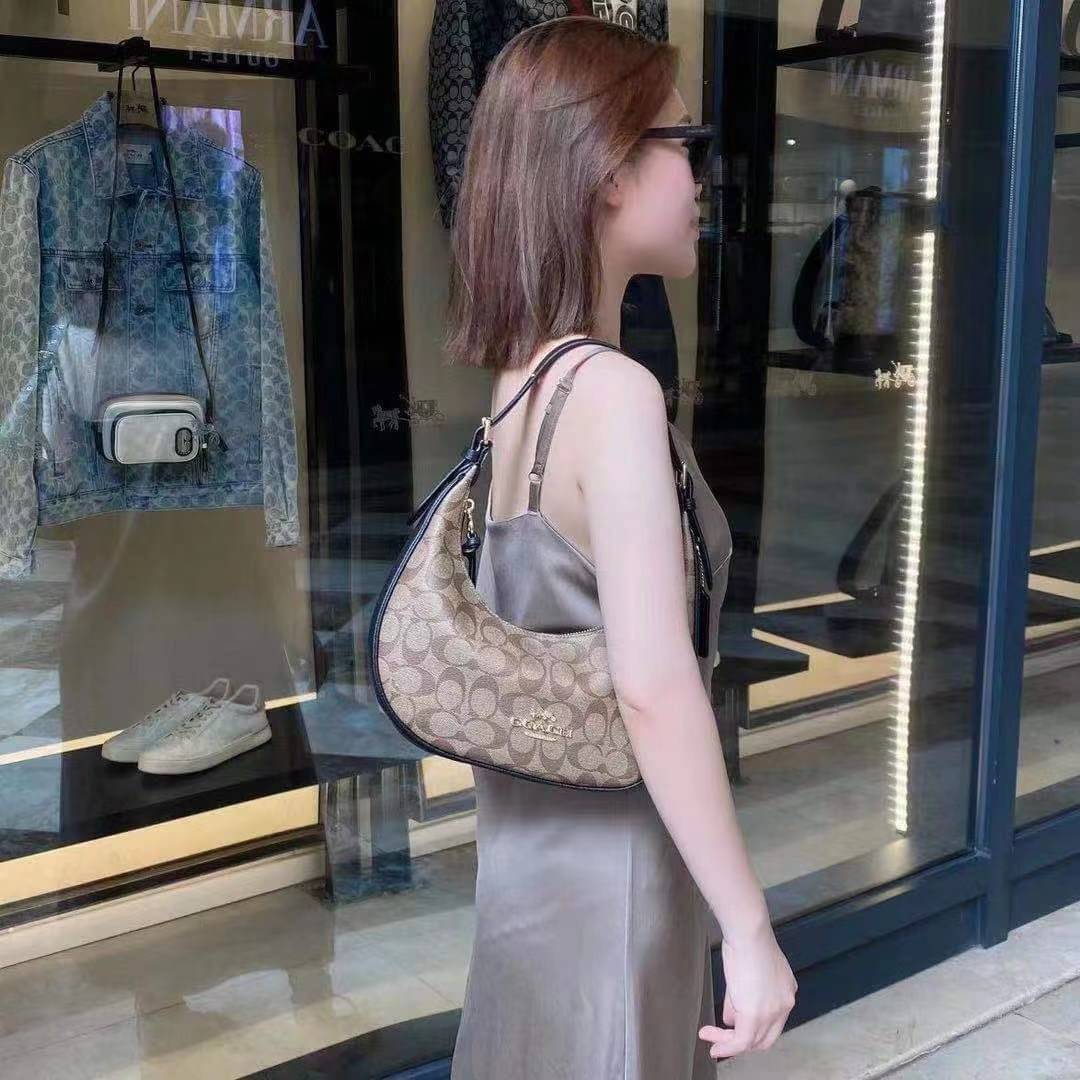 COACH BAILEY HOBO WITH WHIPSTITCH ((C4108//C1322)) พร้อมส่งที่ไทย!! สวยจริงไม่จกตาแน่นอนค่าา กระเป๋าทรงโค้ง ใช้แบบหิ้วหรือคล้องไหล่ก็ดูดี ใช้วัสดุหนังแท้ชั้นดี หนังสวยมากๆค่ะ ด้านหน้าใช้อะไหล่แบรนด์ตัวใหญ่ หรู ดูสะดุดตามีเดียว