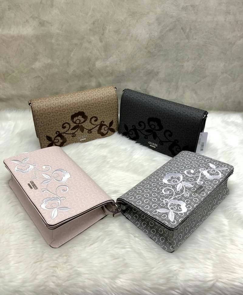 GUESS Embroidery Shoulder Bag กระเป๋าไหล่หรือ crossbody วัสดุหนังแกะเทียม น้ำหนักเบา ตัวกระเป๋าเพ้นท์ลายตัวG ทั้งใบ พร้อมปักรูปดอกไม้ด้านหน้า มาให้ งานปักละเอียด สวยมากๆ ค่ะ เปิดปิดกระเป๋าแบบฝาปิด แม่เหล็ก ใข้งานง่าย ด้านในโล่ง ใส่ ipad mini ได้ และมีช่อง