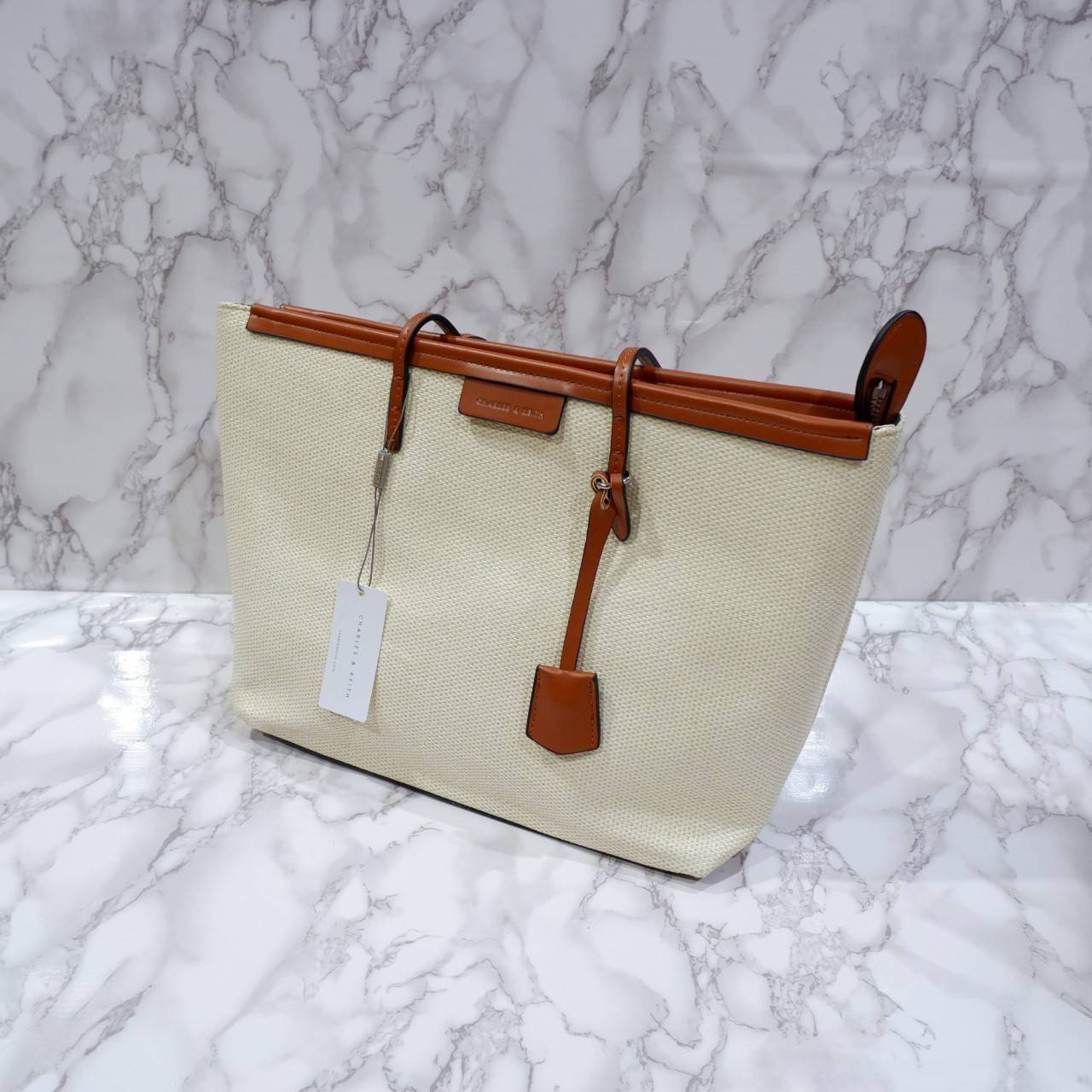 Charles & Keith Black Textured Tote Bag ฮอตฮิตตลอดกาลสำหรับรุ่นนี้ รุ่นยอดนิยม!! มากี่รอบกี่รอบก็ขายดี ใครไม่มีรุ่นนี้ติดตู้ไว้ถือว่าเชยมาก(!!) กระเป๋าสะพายทรง Shopping bag ใบใหญ่จุของได้ใจ น้ำหนักเบา โดดเด่นด้วย Textured วัสดุสานรอบใบ ตัดขอบหนัง สวยอยู่ท