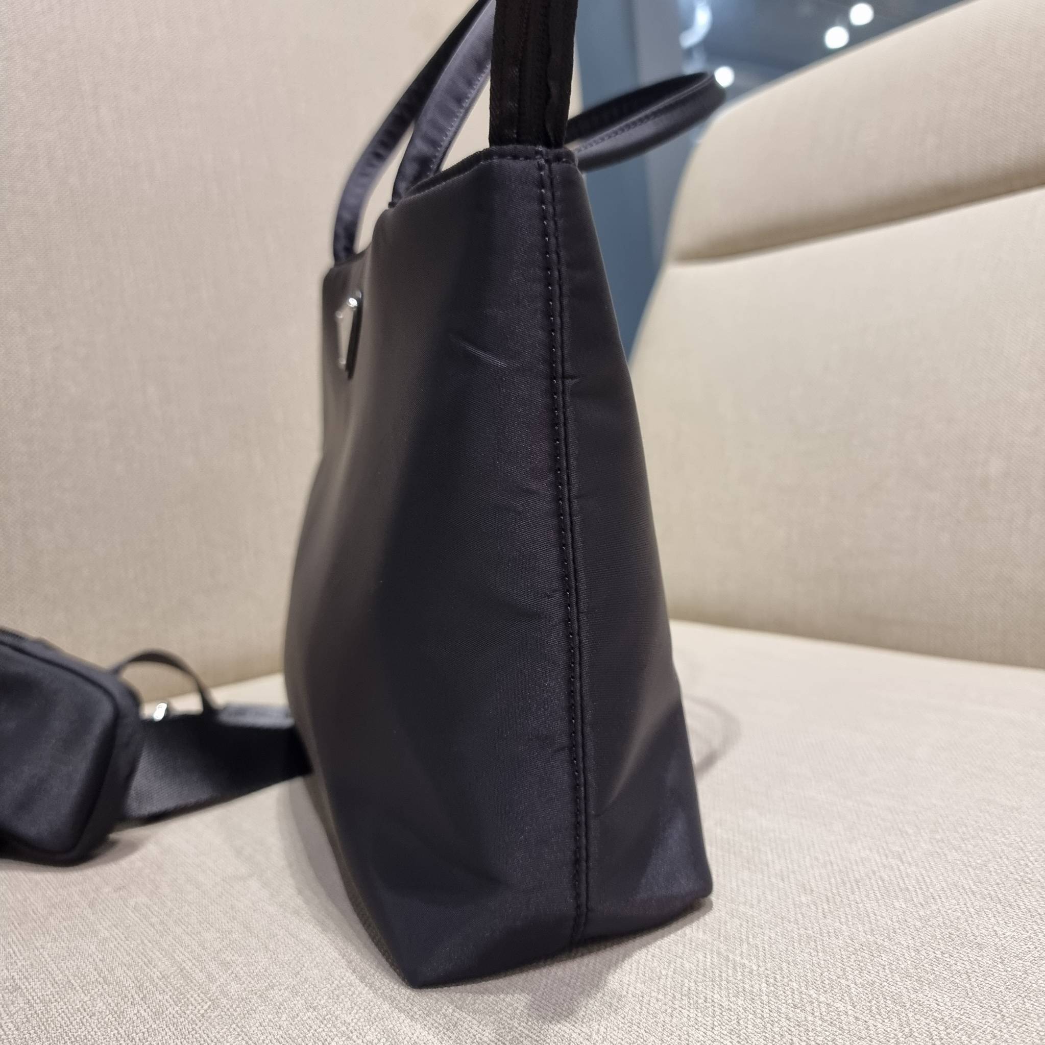 PRADA RE-NYLON TESUTO TOTE BAG กระเป๋าทรงช้อปปิ้ง ขนาดกำลังสวย รุ่นหายาก ขายดีตลอดกาล!!ด้วยรูปทรงที่ใช้งานง่ายและสะดวก ทำให้ครองใจทั้งสาวๆและหนุ่มๆได้ไม่ยาก วัสดุผ้าไนล่อนคุณภาพ พร้อมใบลูก ไว้ใส่เหรียญ ใส่กุญแจได้สารพัด ปากกระเป๋ามีซิปปิดกันของหล่น ภายในเ