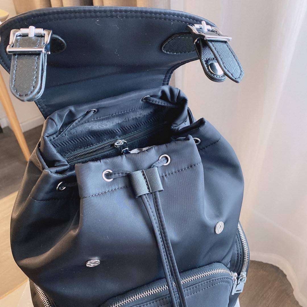 PRADA NYLON BACKPACK กระเป๋าสะพายเป้ วัสดุทำจาก ผ้าNylon คุณภาพดี สามารถกันน้ำได้ในระดับนึง เปิดปิดด้วยกระดุม จุของได้เยอะ สายสะพาย สามารถปรับได้ฟรีด้านหน้ามีช่อง ใส่ของได้ ด้านในมีช่องแบ่งหลายช่อง ใส่เอกสารA4 Ipad ได้ น้ำหนักเบา ใช้ได้ทั้งผู้ชายและผู้หญิ