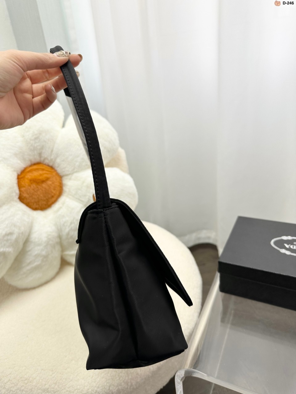 Prada nylon shoulder bag ทรงยอดฮิตของคุณผู้หญิงเลยค่ะ วัสดุทำจากผ้าไนล่อน อย่างหนา กันน้ำได้คะ มีโลโก้แบรนด์อยู่ข้างหน้า ตัวกระเป๋าอยู่ทรง อะไหล่เงินทั้งใบ ด้านในบุผ้าลายแบรนด์อย่างดี