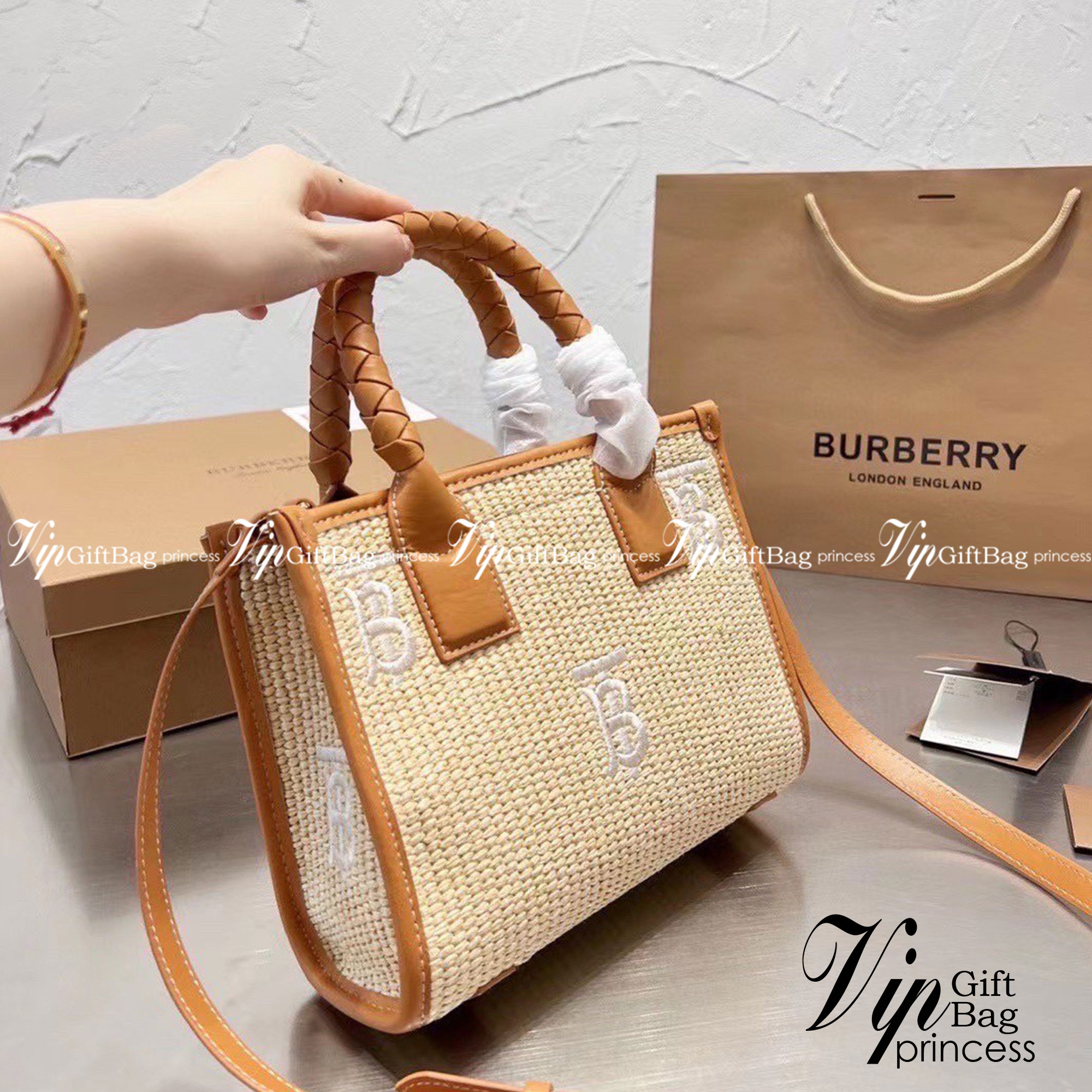 Burberry Freya Raffia Tote / Burberry Monogram Raffia Effect Mini Freya Tote / Burberry MiniTote อินเนอร์คือเริ่ด ความกระเป๋าสาน หน้าปักโลโก้แบรนด์เป๊ะ งานสไตล์วินเทจแมทลุคง่าย กระเป๋าทรงโท้ทมินิ ใบกะทัดรัด น่ารักน่าใช้ใจฟูมากๆ หูหิ้วในตัว และมีสายสะพายข้