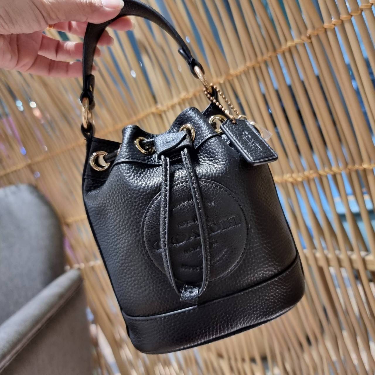 COACH C5121 DEMPSEY DRAWSTRING BUCKET BAG 15 WITH COACH PATCH น้องคนสวยมาใหม่จ้า ละมุนคุณหนูต้องมาอีกแล้วแหละ กระเป๋าทรงถังไซส์มินิ ใช้งานง่ายด้วยการรูดหนังปิดรอบปากกระเป๋า ทุกอย่างลงตัวที่สุด!! มาพร้อมตัวห้อยรูปหัวใจสีทองกุ๊กกิ๊ก น่ารักมากๆ มีหูหิ้วในตัว