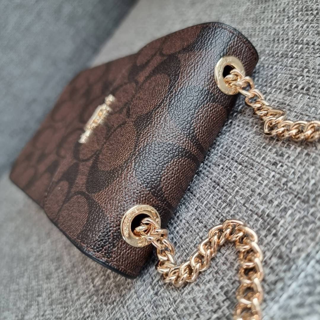 COACH NORTH/SOUTH PHONE CROSSBODY IN SIGNATURE CANVAS F55636 F39955 สุดคลาสสิคกับกระเป๋าสะพายเอนกประสงค์ Case phone ใส่โทรศัพท์มือถือได้ทุกรุ่น ดีไซน์ลายเอกลักษณ์ วัสดุหนังแคนวาสเคลือบลาย ฝาและภายในเป็นหนังสังเคราะห์เรียบ เปิด-ปิดด้วยกระดุม สายสะพายยาวประ