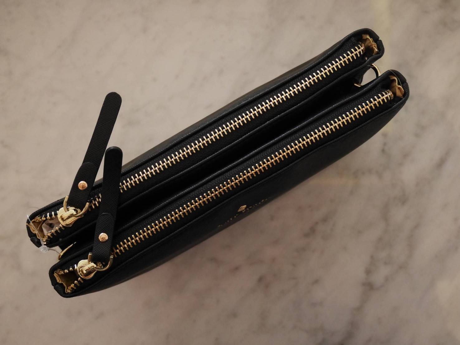 New in! Kate Spade 2 zips crossbody bagกระเป๋าสะพายครอสบอดี้ **ทรงน่ารัก เปิดปิดกระเป๋าด้วยซิป2ช่อง ด้านในมีช่องซิป อีกด้านมีช่องใส่ของ หนังนื่ม นุ่มมือ สายสะพายเลื่อนปรับระดับได้ สามารถใส่ กปต.ยาว (บางรุ่น) ได้พอดีน้าา บอกเลยว่า เริ่ดมากจริงๆ คุ้มค่าราคา