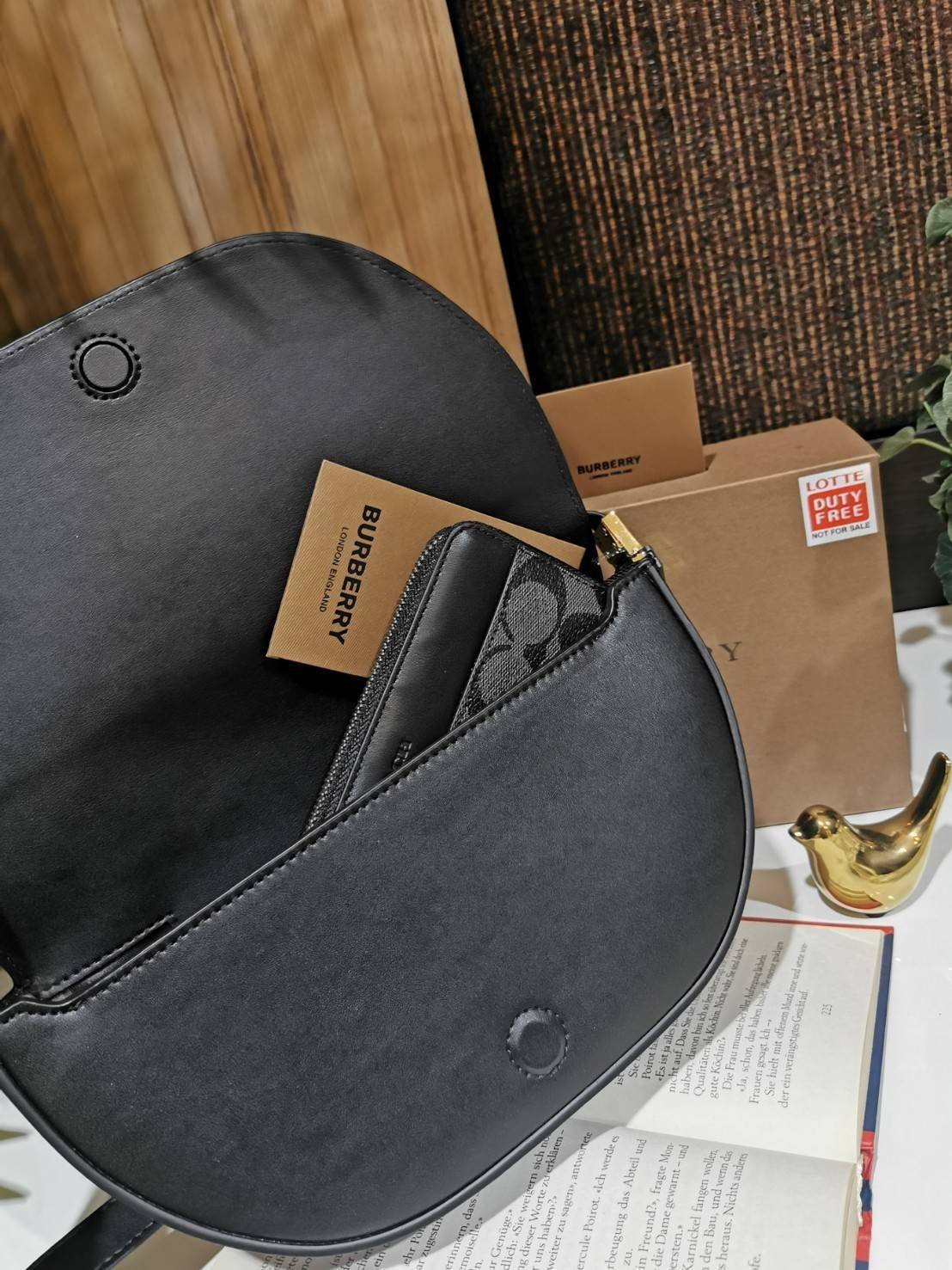 BURBERRY FRAGRANCES HALFMOON BAG VIP GIFT WITH PURCHASE (GWP) กระเป๋าสะพายพรีเมี่ยมกิ๊ฟ Limited Edition รุ่นใหม่จากน้ำหอม BURBERRY DUTY FREE วัสดุหนังแท้ CalfSkin ดีไซน์สวยหรูอยู่ทรงมีโลโก้แบรนด์และช่องซิปด้านหน้า ด้านหลังมีช่องใส่ของ เปิดปิดด้วยฝาปิดแม่เ