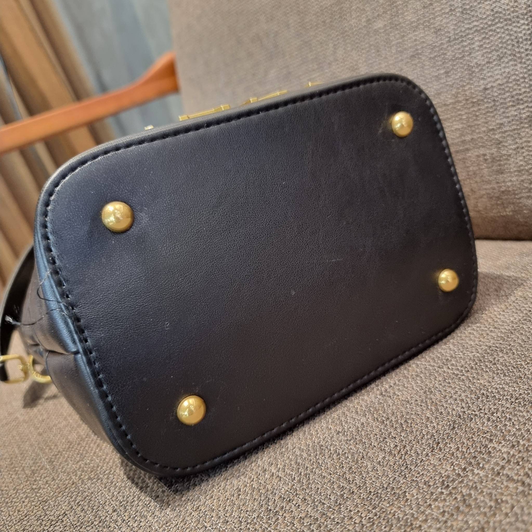 Chanel limited font leather bag / Chanel Bucket Bag กระเป๋าสะพายรุ่นลิมิเต็ด พรีเมี่ยมกิ๊ฟจากแบรนด์ รุ่นนี้การันตีหนังนิ่มมากกก!! โดดเด่นด้วย font โลโก้ และสายโซ่สลับหนังพร้อมตัวกดล็อคสีทองหรู สำหรับเปิด-ปิดปากกระเป๋า กดและปล่อยเพื่อล็อคได้ในตัว ภายในโล่ง