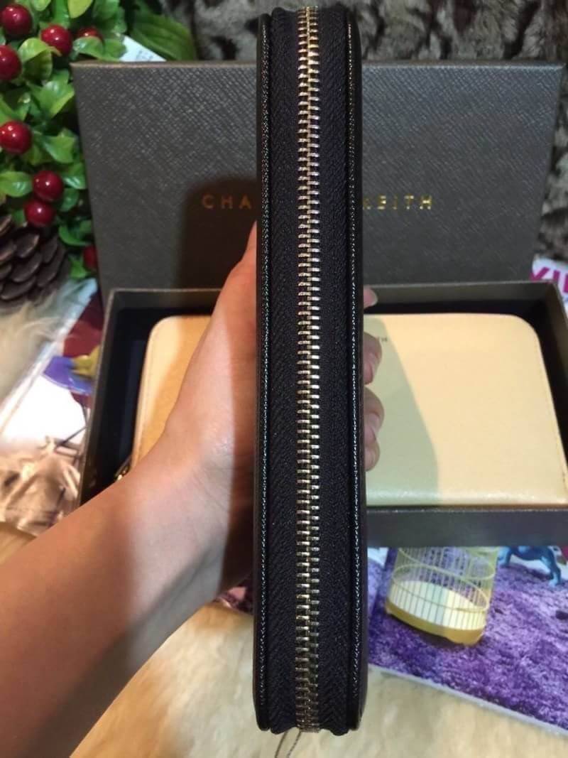 BEST SELLER! CHARLES&KEITH LONG WALLET กระเป๋าสตางค์ใบยาวหนัง Saffiano สวยอยู่ทรงสไตล์ PRADA เปิดปิดด้วยซิปรอบอะไหล่ทองหัวซิปปั้มโลโก้ด้านหน้ามีโลโก้สวยเรียบหรูภายในมีช่องซิป1ช่อง ช่องใส่บัตรหลายช่อง ใส่มือถือ iphone เหรียญ บัตรได้เยอะ ตัวจริงสวยน่าใช้มาก