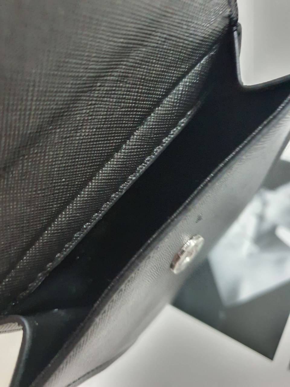 PRADA PHONE CASE ไอเท็มสุดคลาสสิคที่ทุกท่านควรมี! Prada Saffiano Leather Smartphone Case งานพรีเมี่ยมกิ้ฟท์จากเคาเตอร์ต่างประเทศ ของมีจำนวนจำกัด หนังลาย saffiano อยู่ทรงสวย ดีไซน์หรูหรา ดูดี ทรงCrossbody ด้านหน้ามีโลโก้แบรนด์ อะไหล่ทอง ด้านในเปิดปิดด้วยกร