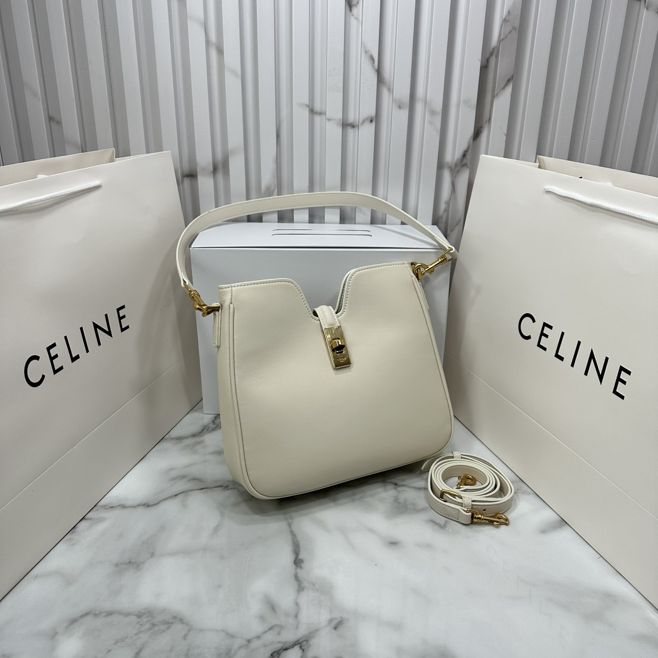ORI หนังแท้ | CELINE SMALL CAMILLE 16 SOFT BAG IN SMOOTH LEATHER กระเป๋าสะพายรุ่นใหม่ล่าสุดของไลน์ 16 soft รูปทรงแบบโฮโบที่มาพร้อมดีไซน์ที่ใช้งานได้จริง หรูหราและโดดเด่น ฝาพับหนังกับตัวปิดแบบ Turnlock สีทองรูปทรงคล้ายอัญมณี