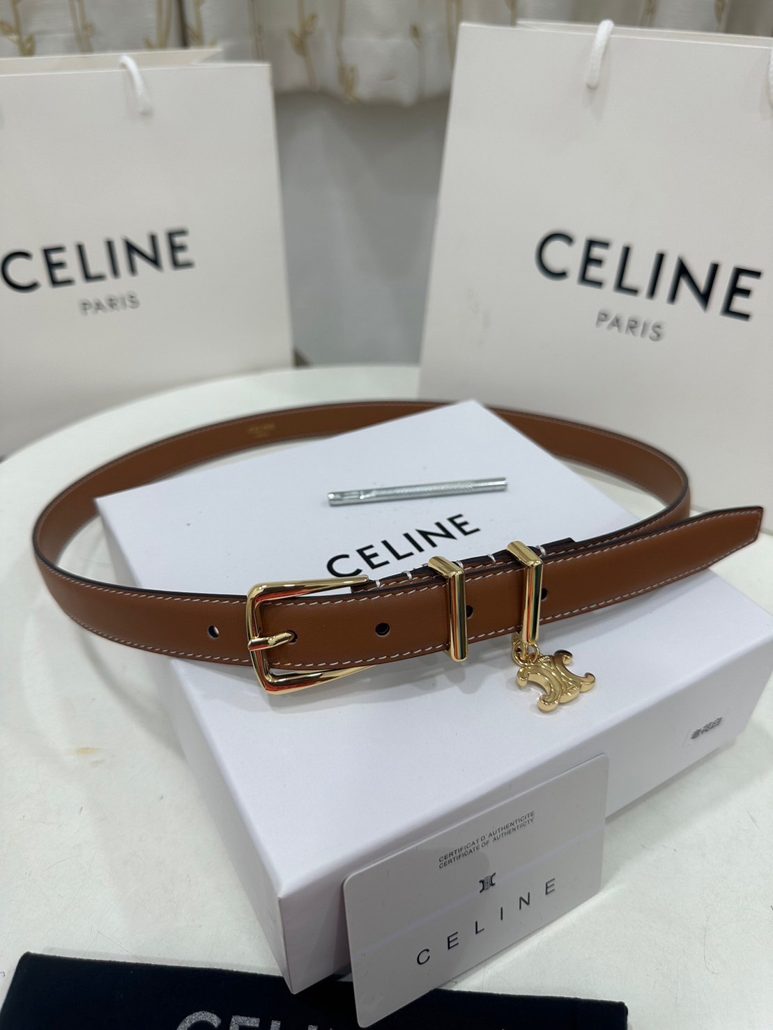 CELINE Belt Leather / Celine Elegant Charm 1 Belt In Smooth Calfskin With Gold พร้อมส่ง เข็มขัดเซลีน มีเส้นเดียวใช้ได้ทั้งปี ไม่ว่าลุคไหนๆ เส้นเดียวเอาอยู่ งานหนังเรียบสวยมาก แนะนำค่ะ