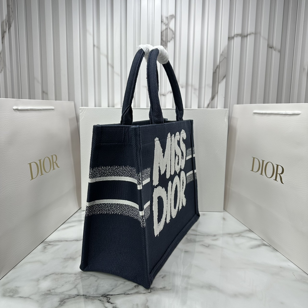 ORI หนังแท้ | Dior BookTote Blue Miss Dior Embroidery Tote Bag กระเป๋าทรงโท้ทคอลใหม่ โทนดำคลาสสิก สวยงามและหรูหรา