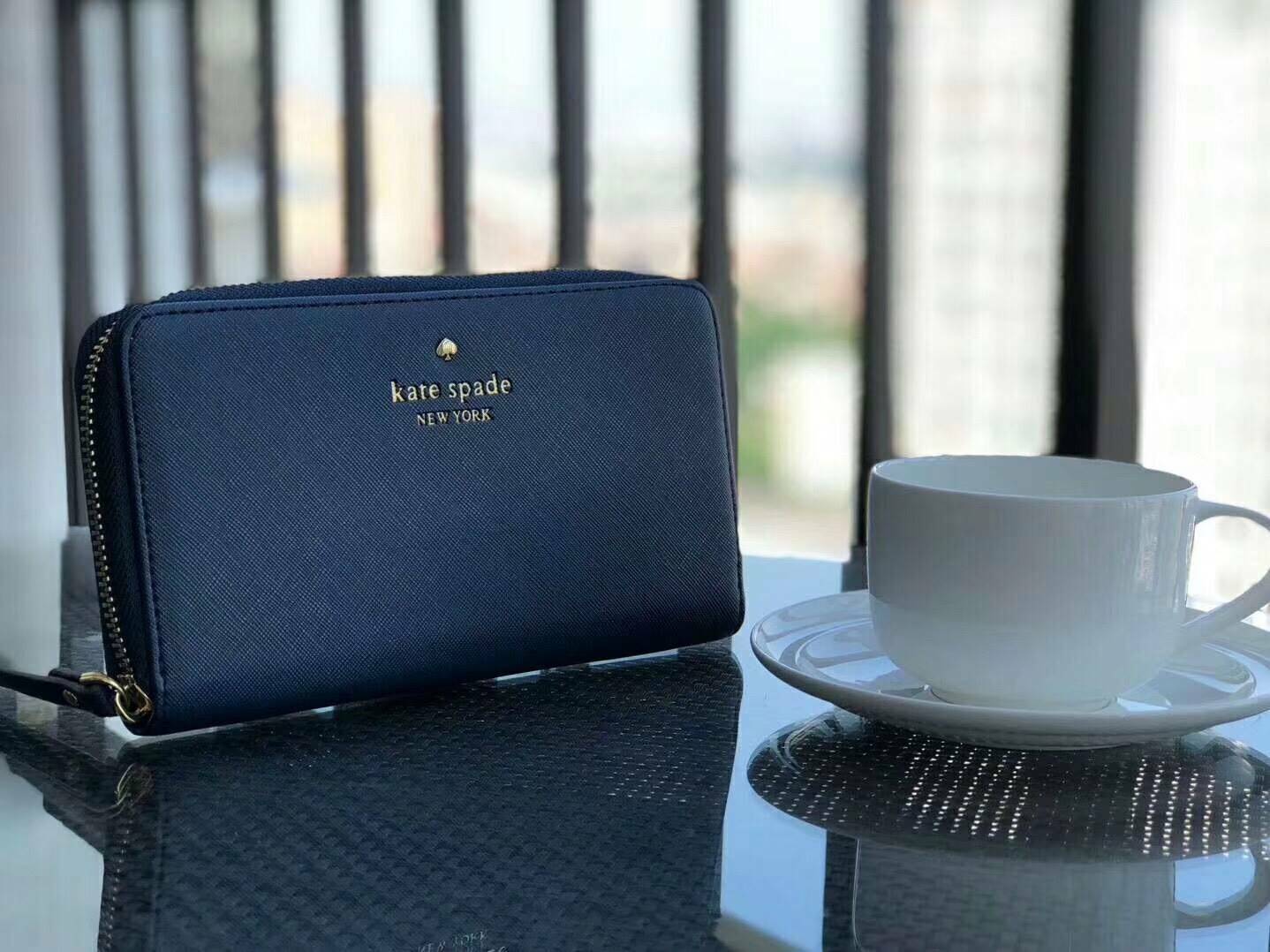 KATE SPADE LONG WALLET กระเป๋าสตางค์ใบยาวรุ่นใหม่ล่าสุดหนัง Saffiano สไตล์ PRADA สวยน่าใช้ ภายในมีช่องซิป1ช่อง และช่องใส่บัตรหลายช่อง ใส่เหรียญ บัตรได้เยอะ ตัวจริงสวยน่าใช้มากค่ะ