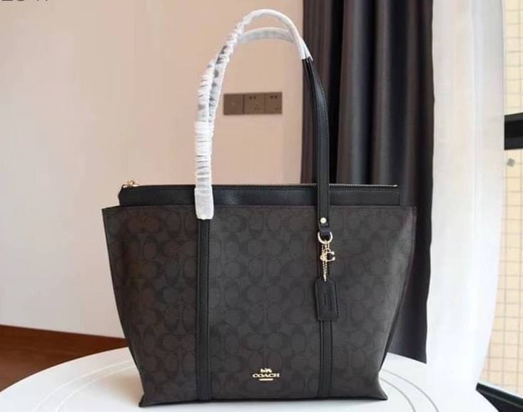 COACH 2319 MAY TOTE IN COLORBLOCK SIGNATURE CANVAS กระเป๋าโท้ท ดีไซน์ใหม่ล่าสุด!! 💕💕 เก๋ตรงปากกระเป๋า คล้ายกระเป๋าซ้อนในตัว สีตัดกับตัวกระเป๋าได้อย่างลงตัว ทรงสวย ใบใหญ่ใส่ของได้เยอะ เปิด-ปิดด้วยซิป รูดใช้งานง่าย ภายในโล่งกว้าง ด้านหลังมีช