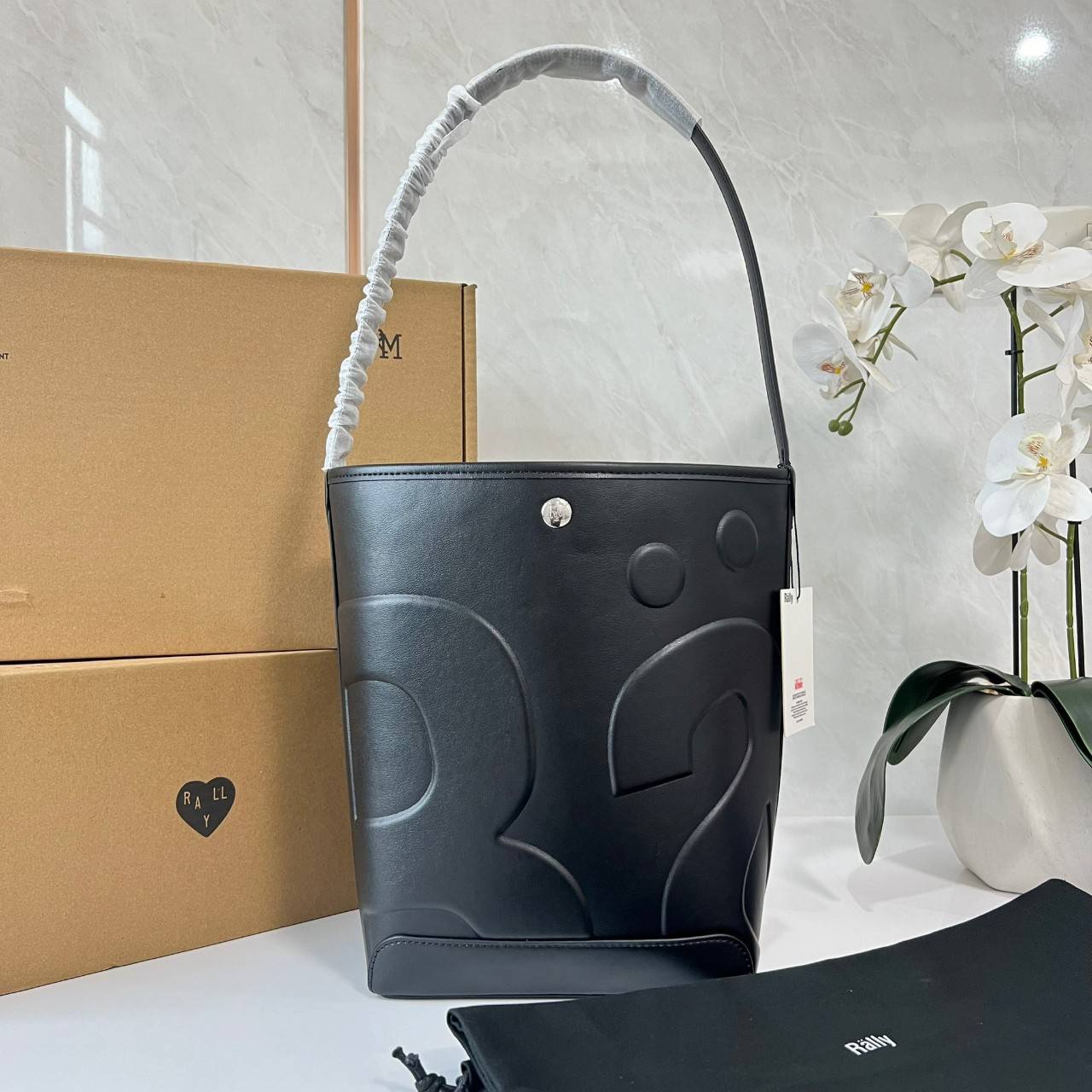 Rally The Bag Whisper กระเป๋าทรงบัคเก็ตงานหนังรุ่นใหม่ ฮอทติดลมบน มาแรงสะพายกันทั่วบ้านทั่วเมือง สายแบกสายขนห้ามพลาดจุของได้เยอะ รุ่นหนังผิวสัมผัสนิ่มมือ ทนทานและจุสิ่งของได้ครบครัน