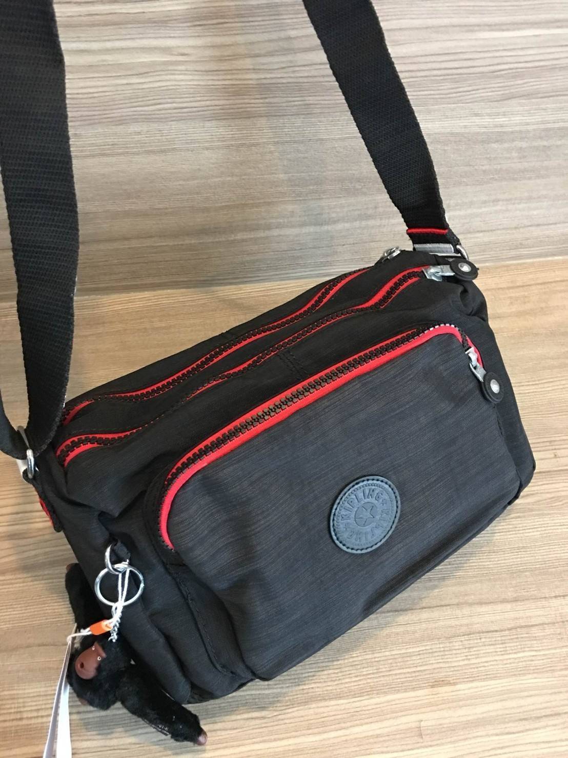 Kipling Reth กระเป๋าสะพายทรงสวย รุ่นยอดนิยม สายสะพายปรับระดับสั้น-ยาว เป็นกระเป๋าสะพายแบบ cross body ได้ค่ะ ช่องซิปเยอะ ใส่ของได้เป็นสัดส่วน จุสัมภาระได้ดีเลยค่ะ ทรงสวย สะพายน่ารักมาก ห้ามพลาดเลยค่ารุ่นนี้