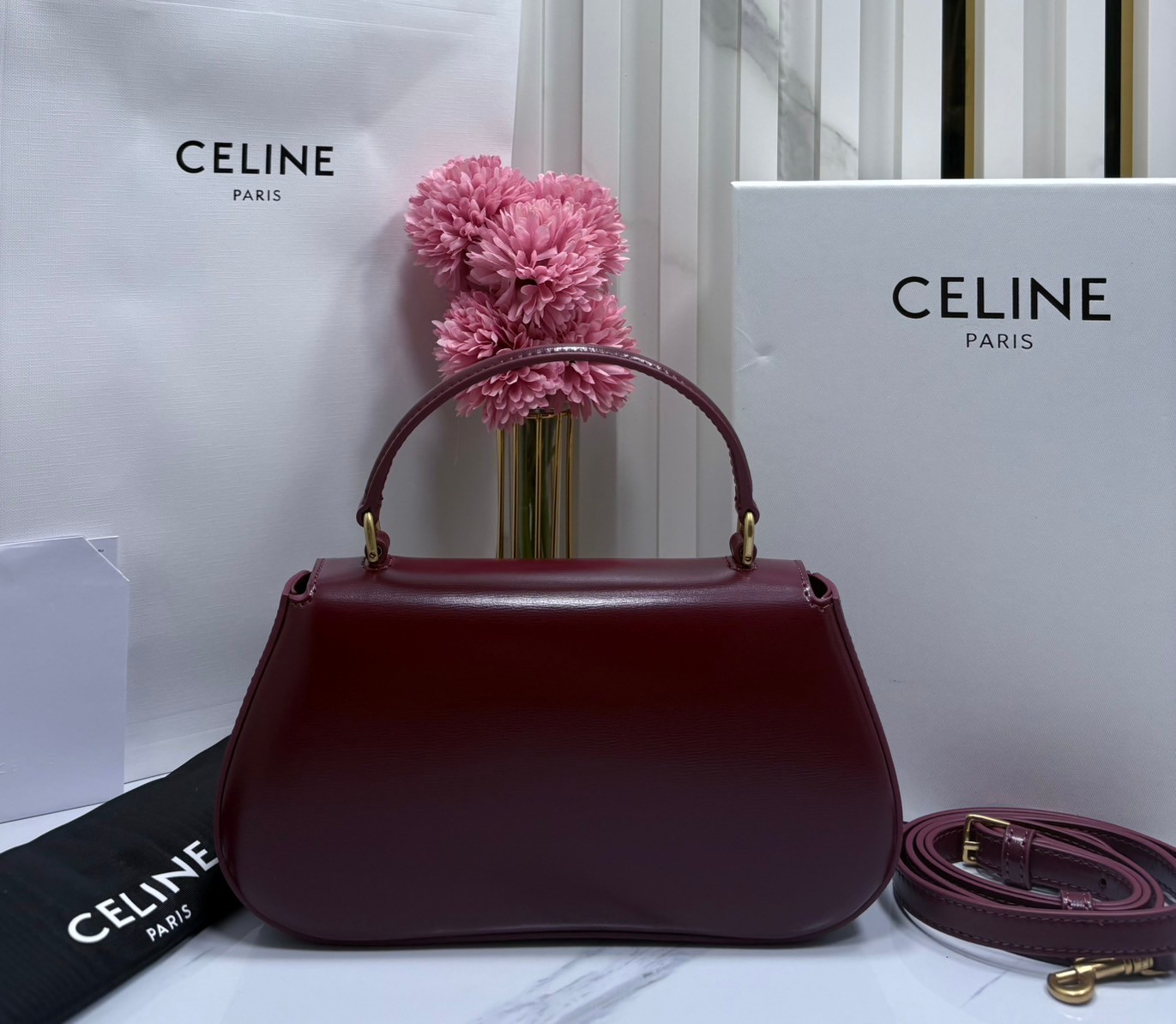 CELINE LOLA TEEN bag in glossy leather กระเป๋าทรงโฮโบรุ่นใหม่ หนังแท้ขึ้นเงาสวยก่อนใคร ดีไซส์ใหม่มุมโค้งมน สวยละมุนเป็นคุณหนูน่าทะนุถนอม มีหูจับและสายสะพายยาว
