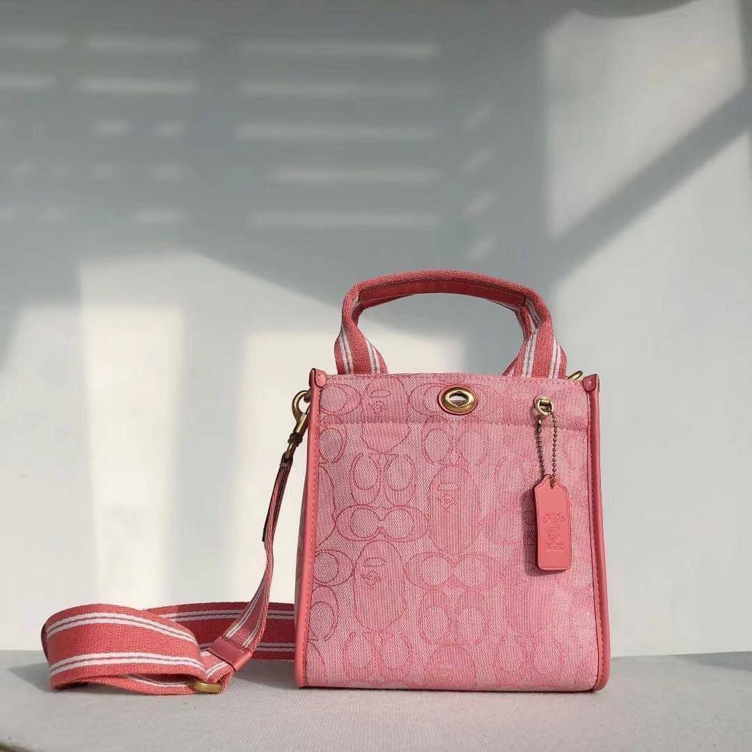 Coach Bape X Coach Tote 22 In Signature Jacquard กระเป๋าถือและครอสบอดี้โท้ทมินิไซส์ รุ่นใหม่สุดฮอต!! ใบจริงคือน่ารักม้ากกกก!! สวยอยู่ทรง มี 2 สี น่ารักน่าใช้ วัสดุหนังแคนวาส มาพร้อมหูจับในตัวและสายสะพายข้าง ถอดออกหิ้วเก๋ๆก็ได้ หรือสะพายถ่ายรูปชิคๆก็ดูดี ล