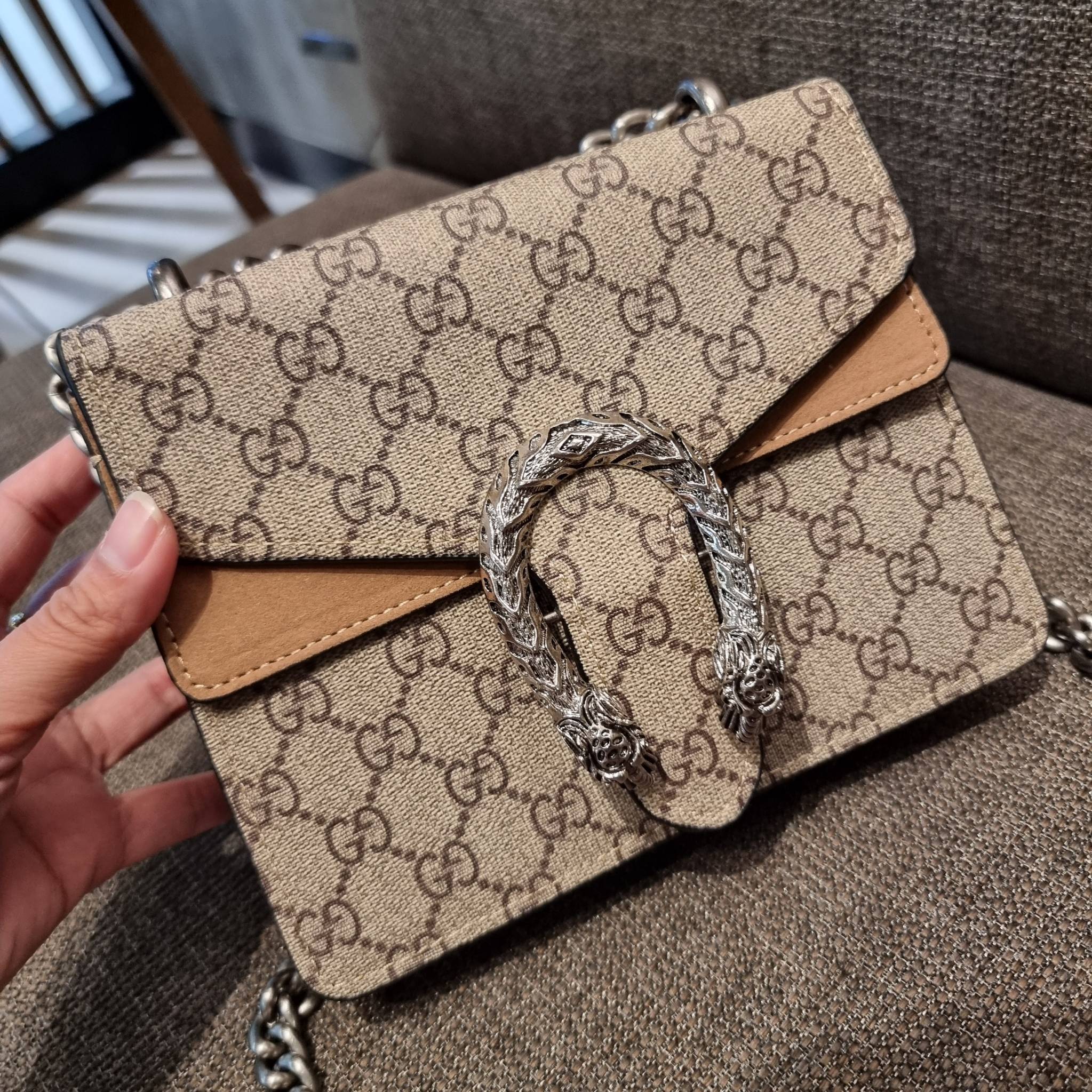 Gucci Mini Dionysus GG Shoulder Bag น้องมินิ ไซส์เล็กสุดเลิศ จัดให้แล้วจ้า!! ฮอตสุดไม่มีใครเกิน สวยจริงไม่ทิพย์!! GC CROSSBODY BAG WITH GWP สุดคุ้มกับกระเป๋าสะพายรุ่นที่สาวๆต้องไม่พลาด!! ดึงดูดและสะกดสายตาด้วยอะไหล่ดีเทลหรูรูปหัวสิงโต วัสดุหนังแคนวาส ทนทา