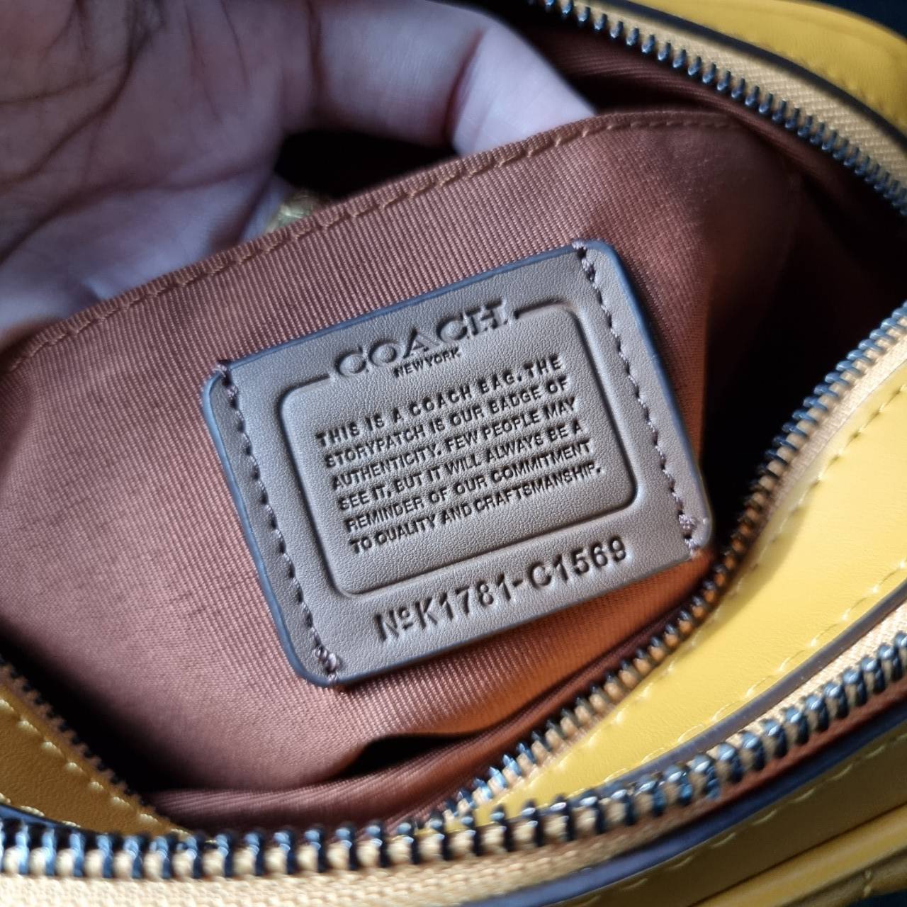 COACH C1569 JES CROSSBODY WITH LINEAR QUILTING ใหม่ล่าสุด!! กระเป๋าสะพายข้าง รุ่น 2 ซิป ใบใหญ่จุใจ ดีไซน์ใหม่ เพิ่มลูกเล่นให้ดูหรูหรายิ่งขึ้น วัสดุหนังสังเคราะห์บุเป็นลายเส้นสวยงาม เปิด-ปิดด้วยซิป 2 ช่องหลัก ใช้งานง่าย ทรงสวยมากๆรุ่นนี้ มาพร้อมสายสะพาย cr