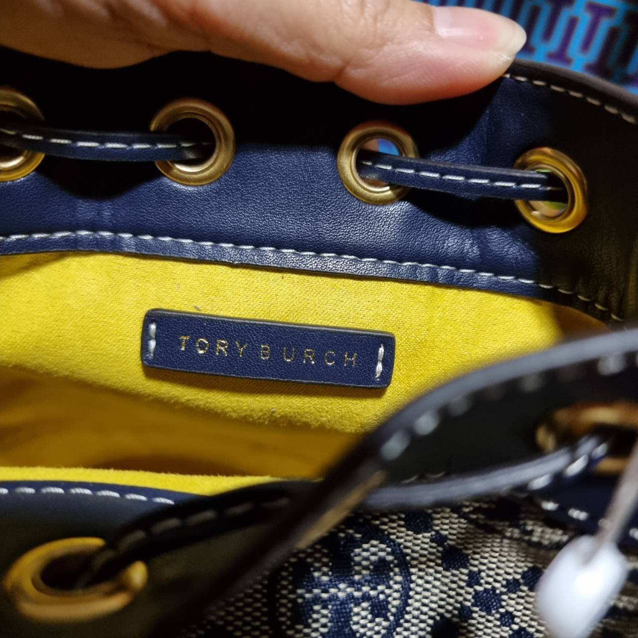 TORY BURCH T MONOGRAM JACQUARD MINI BUCKET BAG ที่สุดของรุ่นที่ตามหา!! ไอเท็มที่สาวๆเฝ้ารอ กระเป๋าบัคเก็ตทรงสวย ไซส์มินิ ที่ดาราเซเลปใช้กันมากมาย มาแล้วในราคาที่จับต้องได้