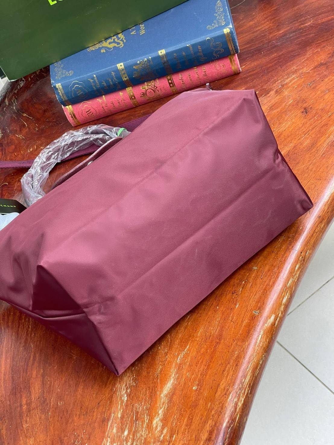 Longchamp LE PLIAGE NÉO TOP HANDLE BAG อีกหนึ่งรุ่นยอดนิยม ที่สาวๆ ต้องมีไว้เก็บไว้สักใบ กระเป๋าโท้ทใบนี้ มาพร้อมกับสีที่มีสไตล์เรียบง่าย มีสายสะพายยาวปรับสั้นยาวได้ช่วยให้คุณสามารถสะพายไหล่ได้อย่างสบาย ในตัวสายปักโลโก้อันเป็นสัญลักษณ์ ในขณะที่ที่ปิดแบบซิ