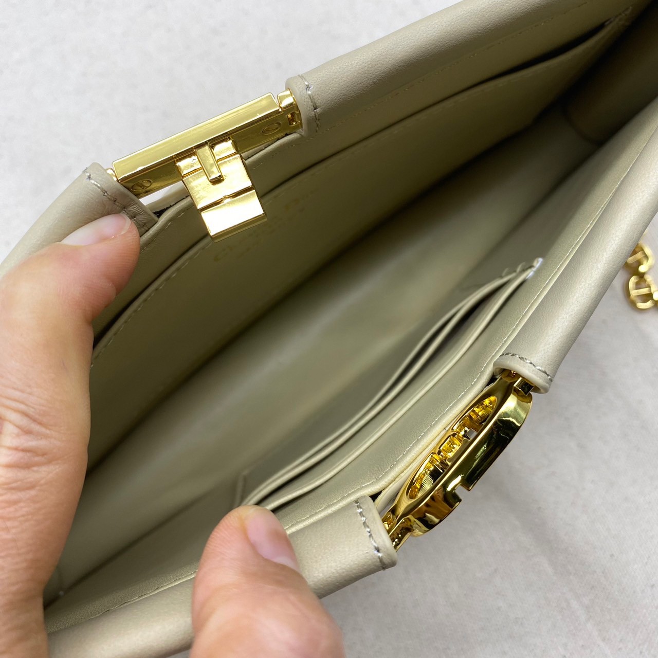 Dior Caro Colle Noire Clutch with Chain Cannage / DIOR Clutch / DIOR BAG พร้อมส่ง 4 สี กระเป๋าสะพายทรงคลัท ดีไซน์เรียบหรู ดูแพง รุ่นนี้คือ ถือแล้วผู้ดีมากค่ะ