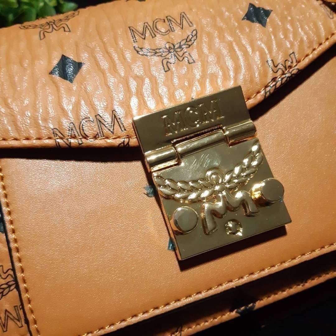 M.C.M MINI PATRICIA CROSSBODY IN VISETOS กระเป๋าสะพายไซส์มินิ เล็กๆแต่ดีเทลยิ่งใหญ่!! เป็นอีกหนึ่งรุ่นที่หรูเกินตัว ด้วยดีไซน์และขนาดพอเหมาะ สาวๆต้องปลื้มแน่นอนใบนี้ วัสดุหนังแคนวาสคุณภาพดีสลับหนังแท้ เปิด-ปิดด้วยตัวกดล็อคอะไหล่ทองสุดหรู ภายในเป็นหนังกลับ