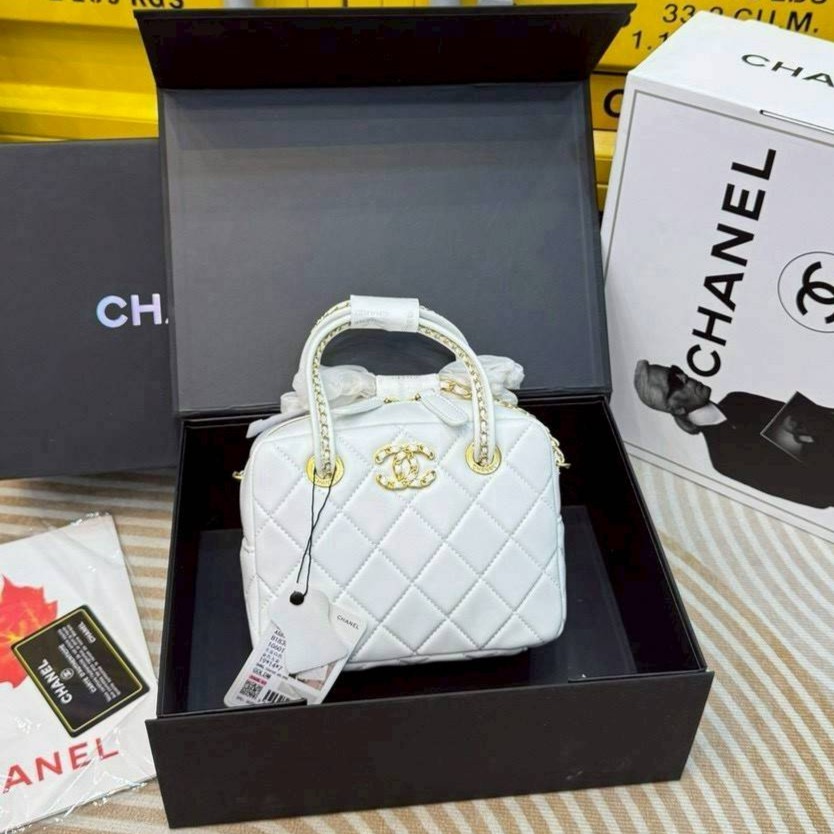 Chanel 25C Mini Bowling Bag กระเป๋าสะพายดีไซน์สุดเรียบหรูทรงโบลิ่ง อะไหล่สีทองสวยหรู ขนาดกำลังสวย รูปทรงคลาสสิคใช้งานได้สะดวก ภายในเป็นช่องโล่ง ใส่ของจุกจิก หรือสิ่งจำเป็นได้