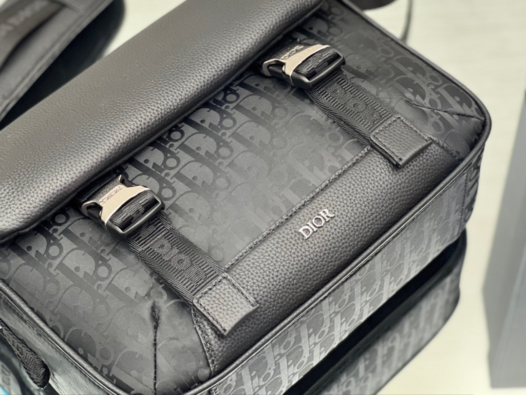Dior Explorer Messenger Bag Black / Dior messenger bag / Dior Oblique Mirage Technical Fabric and Grained Calfskin เกรดเทพออริจินอล หนังแท้ ภาพถ่ายจากสินค้าจริง ใช้งานต่างประเทศได้