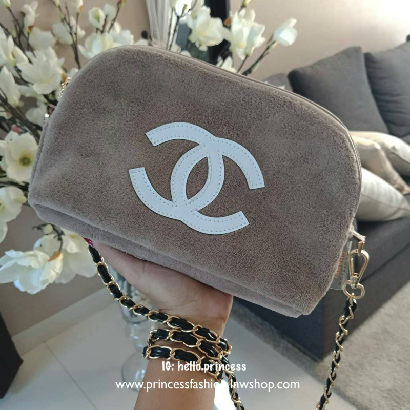 New Arrival!! อีกหนึ่งทรงสวยหรู *ถือออกงานได้เลยคะ กับรุ่นนี้คะ Chanel Precision wolf crossbody bag with chain กระเป๋าทรงโดมผ้าวูฟขนนุ่มเต็มใบ ด้านหน้าปักโลโก้CC หนังแก้วสวยหรู ด้านในเปิดปิดด้วยซิปบุผ้าสีน้ำตาลปั้มแบรนด์สวยหรู ใส่กระเป๋าสตางค์ยาวได้ สายโซ
