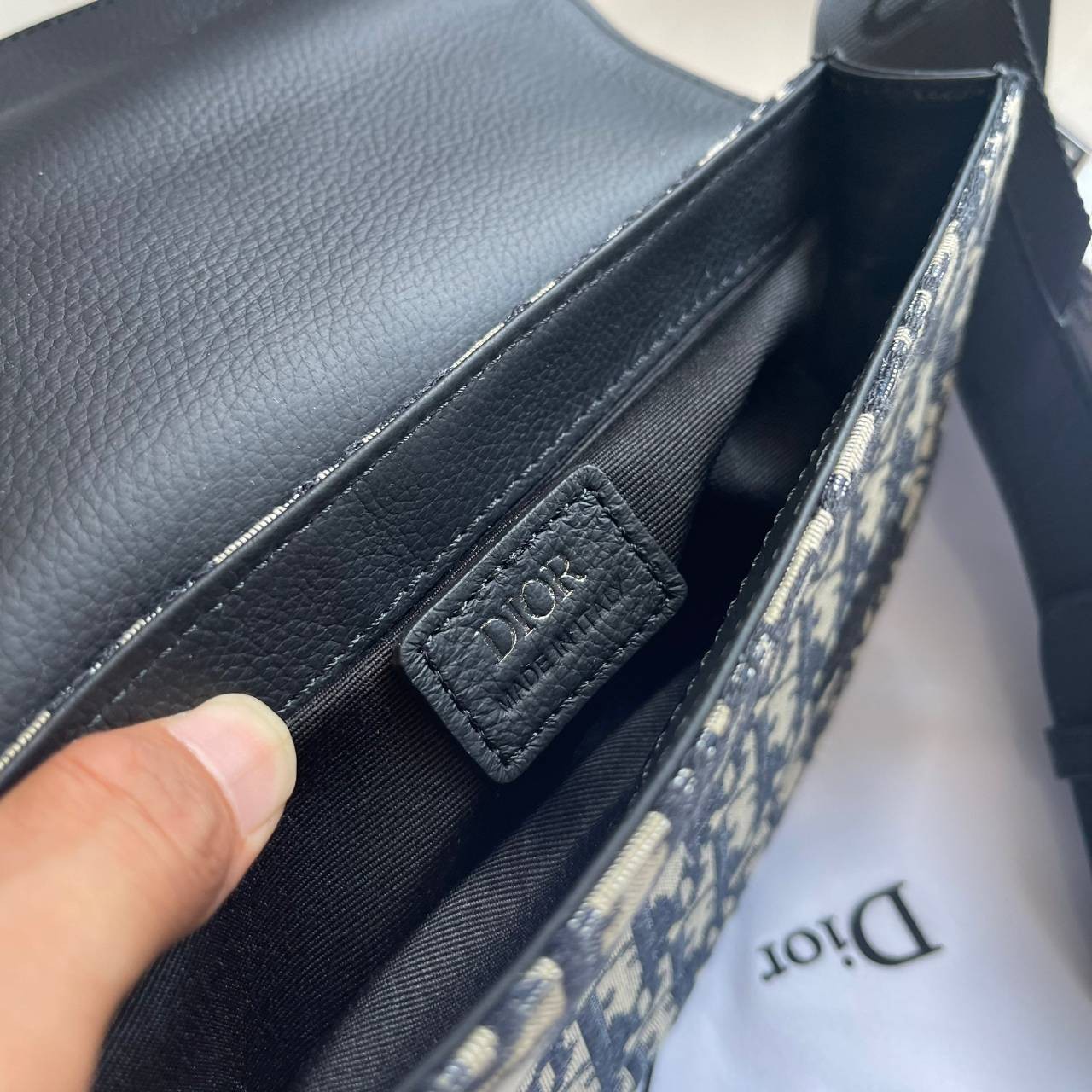หนังแท้ CHRISTIAN DIOR SADDLE POUCH Beige and Black Dior Oblique Jacquard พร้อมส่งที่ไทย จุของได้เยอะมาก ภายในโล่งกว้าง วัสดุหนังแท้และผ้าแจ็คการ์ดอย่างดีทั้งใบ เกรดเทพออริจินอลหนังแท้ทั้งใบ ภาพสินค้าถ่ายจากงานขายจริง ใช้งานต่างประเทศได้