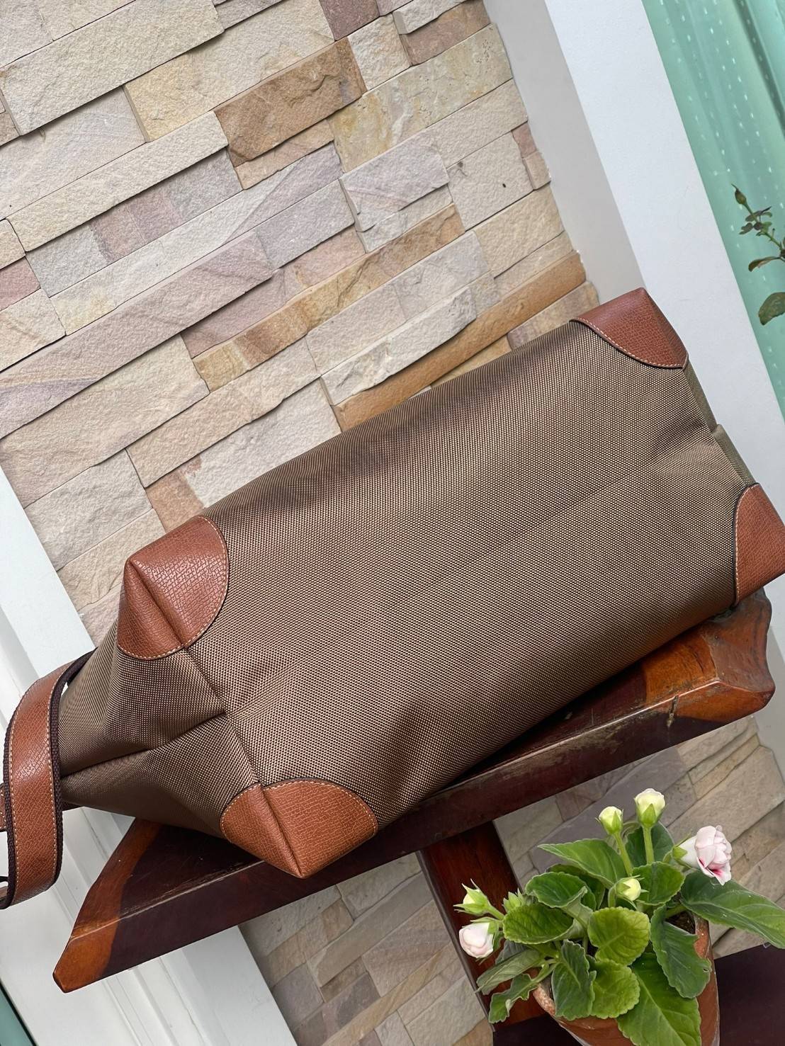 LONGCHAMP BOXFORD TRAVEL BAG L กระเป๋าเดินทางขนาดใหญ่ มาพร้อมสายสะพายที่สามารถถอดได้ ให้คุณเลือกสะพายไหล่หรือถือได้ มีซิปรูดเปิดปิดกระเป๋าที่ให้คุณมั่นใจได้ว่าคุณจัดเก็บไอเท็มของคุณได้อย่างมิดชิด บ็อคฟอร์ด (BOXFORD) สะท้อนความเป็นเอกลักษณ์ของแบรนด์ที่เปี่