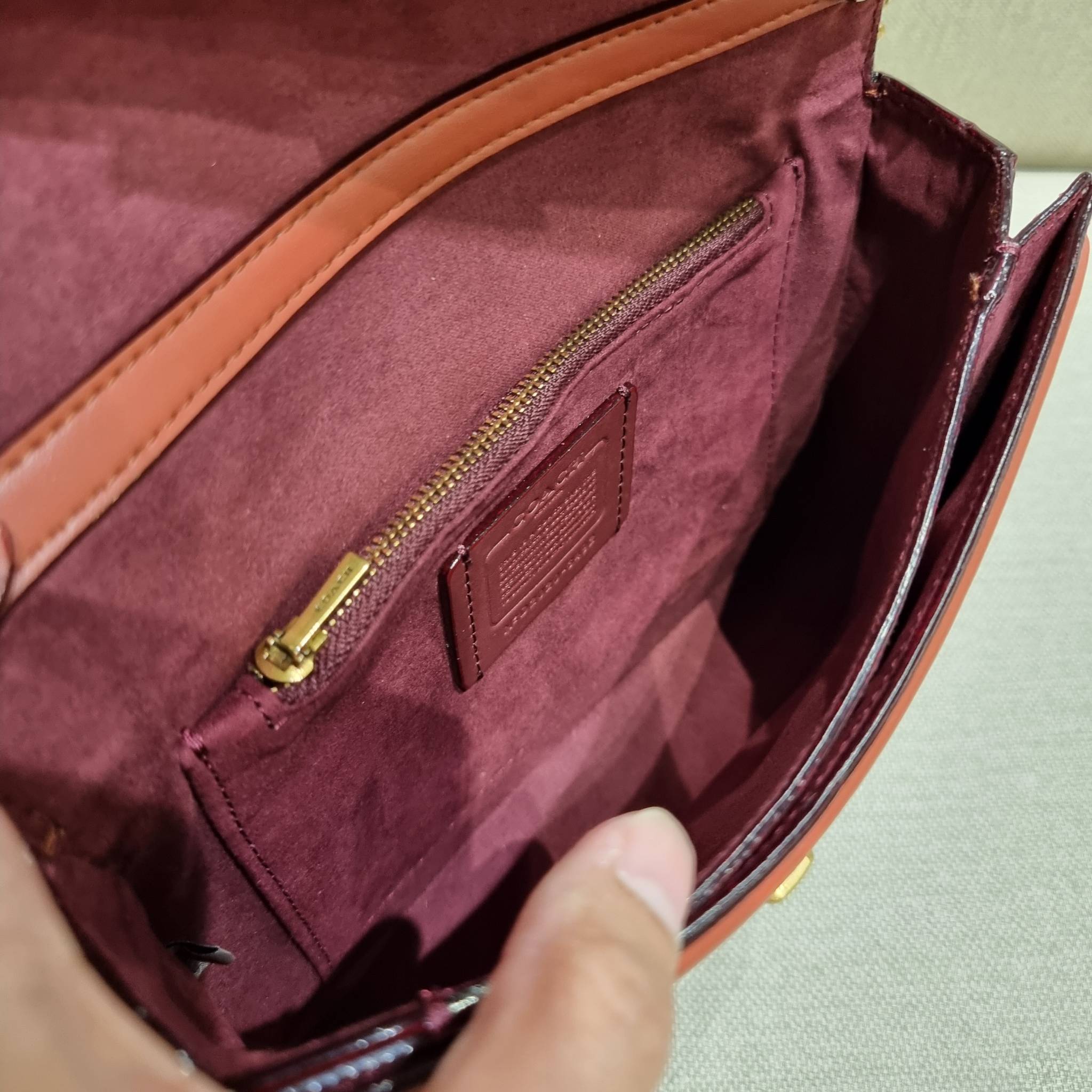 COACH 3492 HUTTON SHOULDER BAG IN SIGNATURE CANVAS sold out ไปกันทั่วหน้าในหลายประเทศ กับกระเป๋าสะพายที่สุดของความหรู ดีไซน์คลาสสิควินเทจ ลูกเล่นสีแทนสนิมตัดกับอะไหล่สีทองเหลืองดูย้อนยุคและหรูหรา วัสดุหนังแคนวาสสลับหนังแท้ สายสะพายโซ่สลับหนัง ปรับสะพายได้