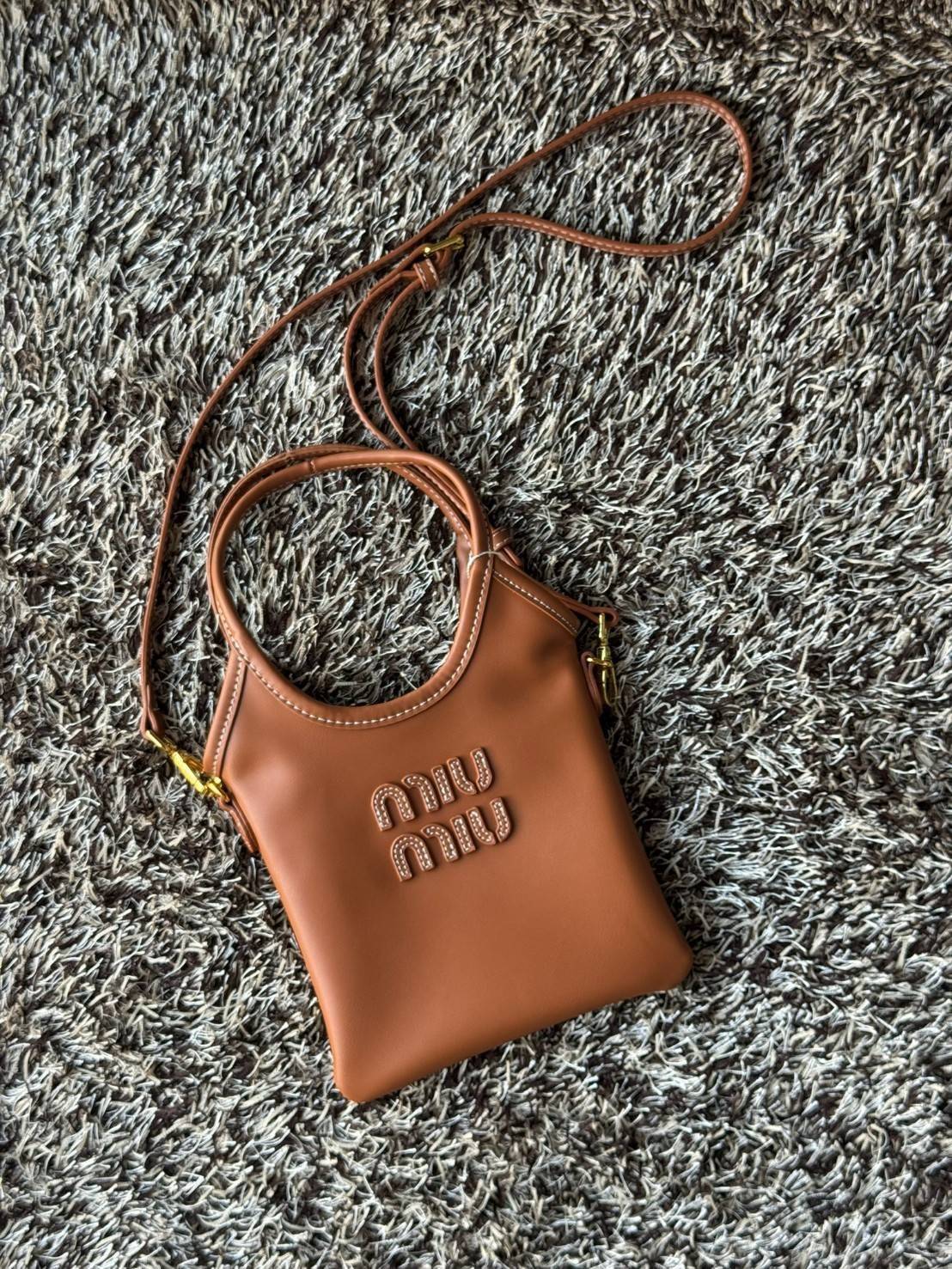 MIU MIU IVY leather handbag / Miu Miu ivy mini tote กระเป๋าสไตล์คลาสสิก มาในดีไซน์เรียบแต่โก้ ให้ลุคที่ดูเท่มั่นใจ สามารถถือและสะพายได้ จุดเด่น ที่โลโก้หนังตัวนูน ที่เสริมให้กระเป๋าดูแฟชั่นและทันสมัย