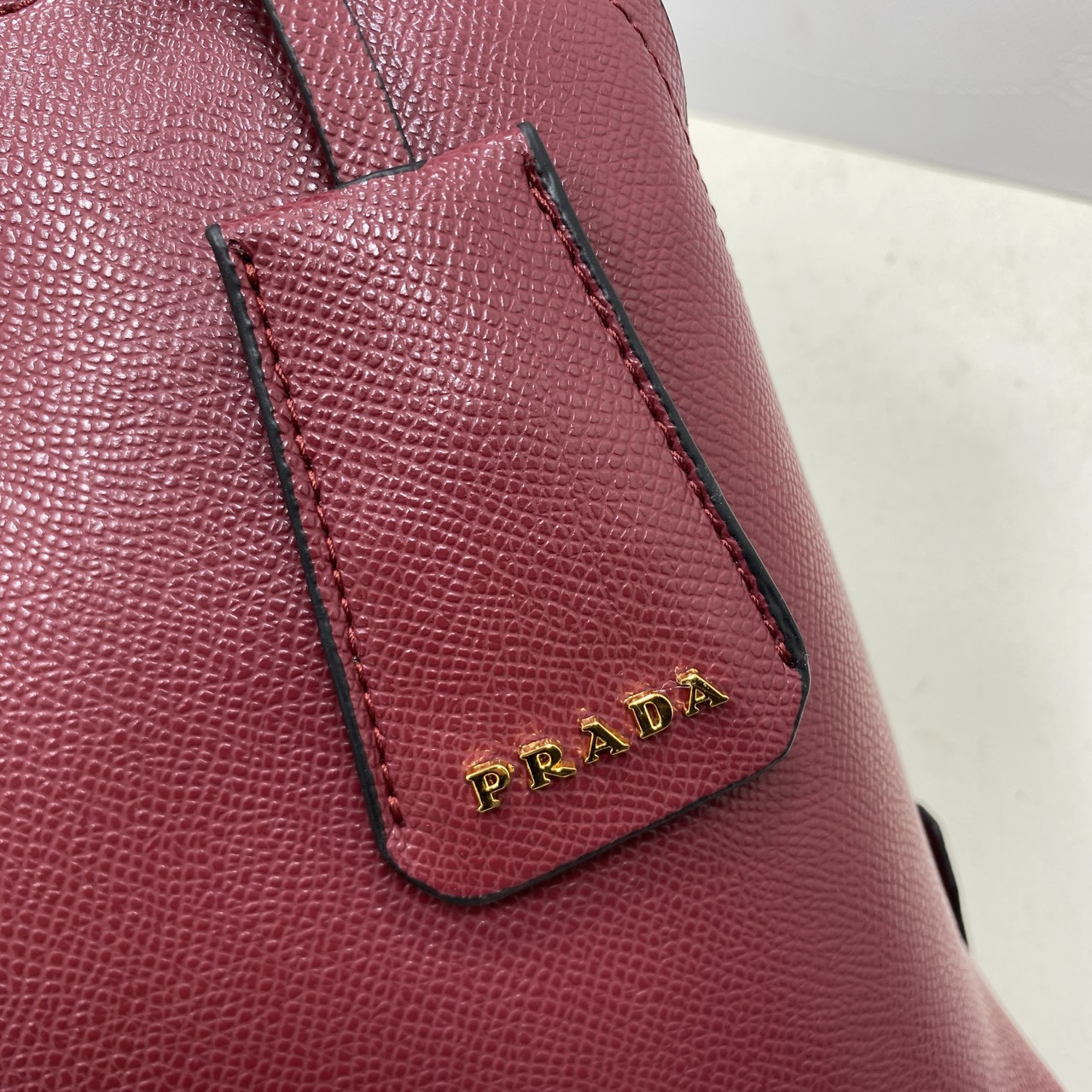 ORI หนังแท้ | Prada Matinee Medium Saffiano Leather Bag 28cm กระเป๋าสะพายทรงโฮโบสวยหรู ดีไซน์เรียบหรูตามแบบฉบับแบรนด์ ยังคงความเรียบแต่มากไว้อย่างหรูหราลงตัว ใช้งานได้หลากหลายโอกาส