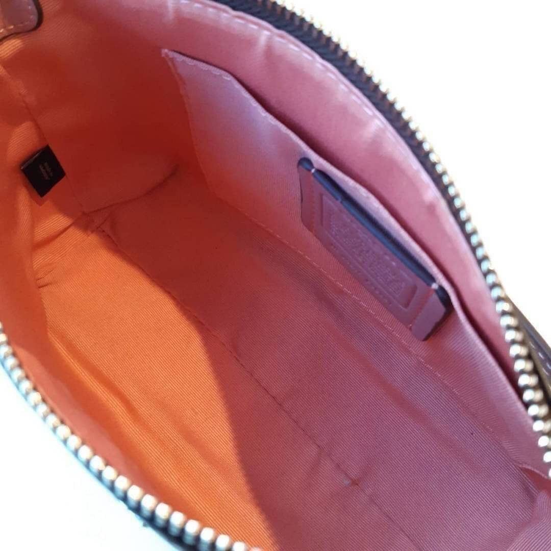 COACH F58321 TOP HANDLE POUCH อีกรุ่นฆ่าไม่ตาย!! 😎 ขายดีขายหมด ขายรวยขายปังๆ!! กระเป๋าพอชจากโค้ช ทรงใช้งานง่าย สะดวก กะทัดรัด วัสดุหนังแคนวาสเคลือบคุณภาพดี มาพร้อมสายคล้องในตัว และสายสะพาย crossbody ปรับเปลี่ยนได้ตามสไตล์ อีกหนึ่งไอเท็มที่สาวๆต้อง