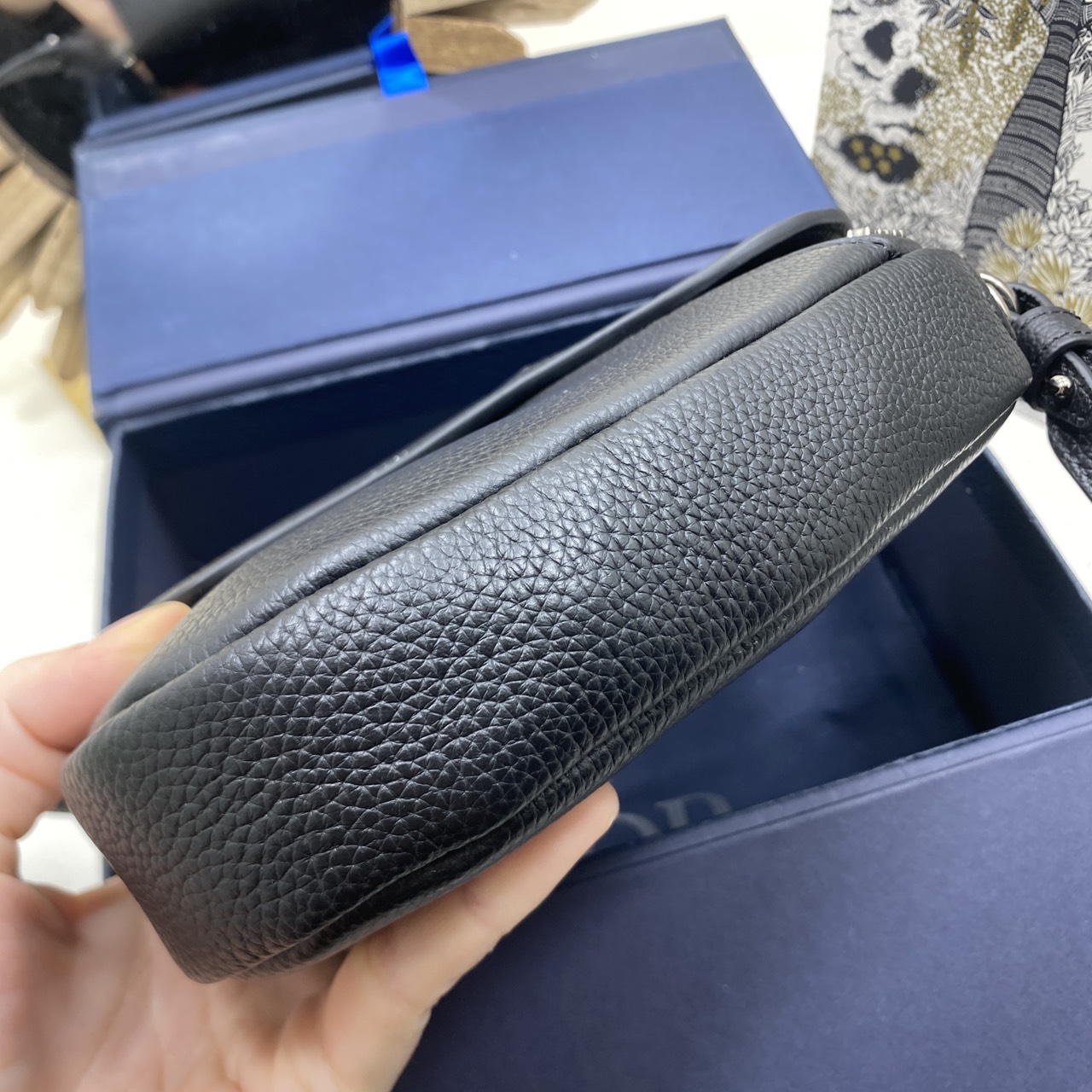 ORI หนังแท้ | DIOR Mini Saddle Bag Icons Leather black กระเป๋าสะพาย คาดอก เปิดตัวครั้งแรกในงานแฟชั่นโชว์ Summer 2025 ดีไซน์สุดไอคอนิกมาตีความใหม่ด้วยรูปทรงที่ทันสมัย