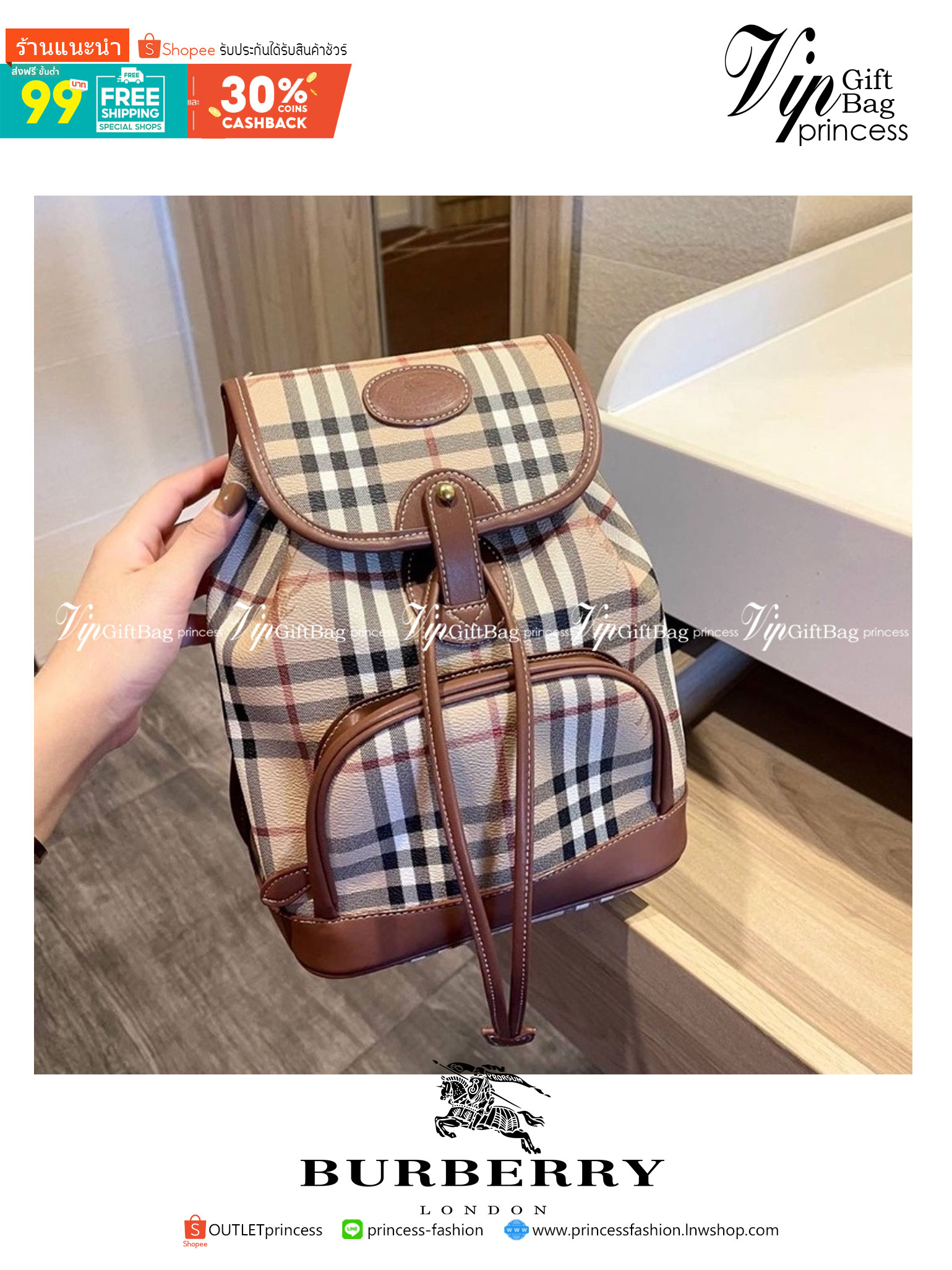 Burberry Small Beige Coated Canvas Backpack ไม่ว่าจะวันธรรมดาหรือวันไปเที่ยว เพียงแค่สะพายกระเป๋าเป้ใบนี้ติดตัวไปด้วย ก็เพิ่มความมีสไตล์ให้กับตัวเองได้แล้ว ด้วยรูปทรงและลายตารางอันเป็นสัญลักษณ์ของแบรนด์ สวยและแลดูคลาสสิค ด้วยความที่เป็นแบบสะพายกับไหล่ทั้ง