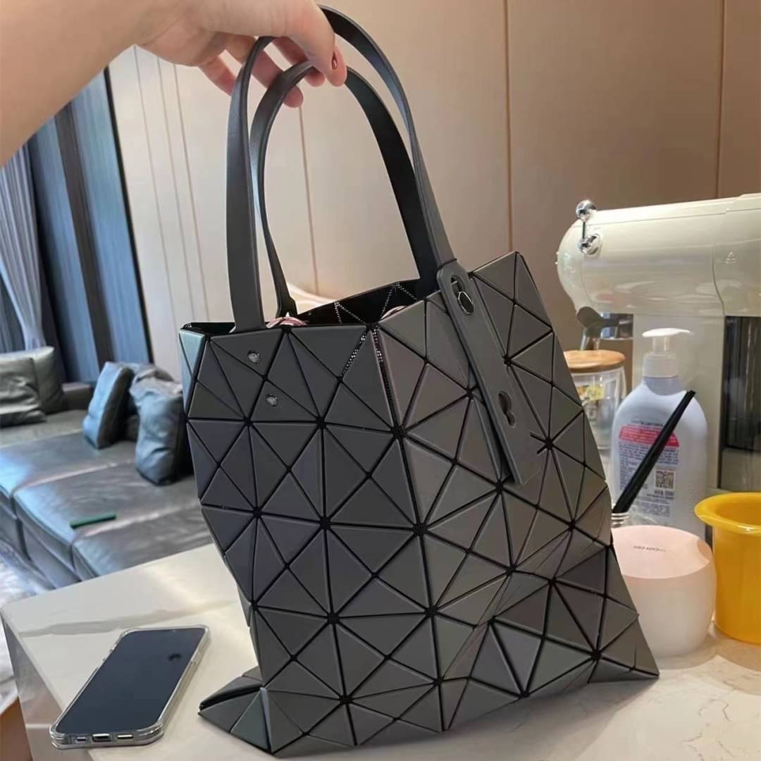 Baobao Issey Miyake 6x6 กระเป๋า Tote รุ่นนี้ถือว่าเป็นกระเป๋า Tote ไซส์กลางที่เหมาะกับการพกพาสิ่งของที่จำเป็นในทุก ๆ วัน มาพร้อมสายที่สามารถปรับได้ทั้งสองสาย และมีช่องใส่ของช่องเล็กด้านใน 1 ช่อง จุของได้เยอะแถมยังทนทาน ใช้เป็น Everyday Bag ได้เลยคะ พกพาสะ