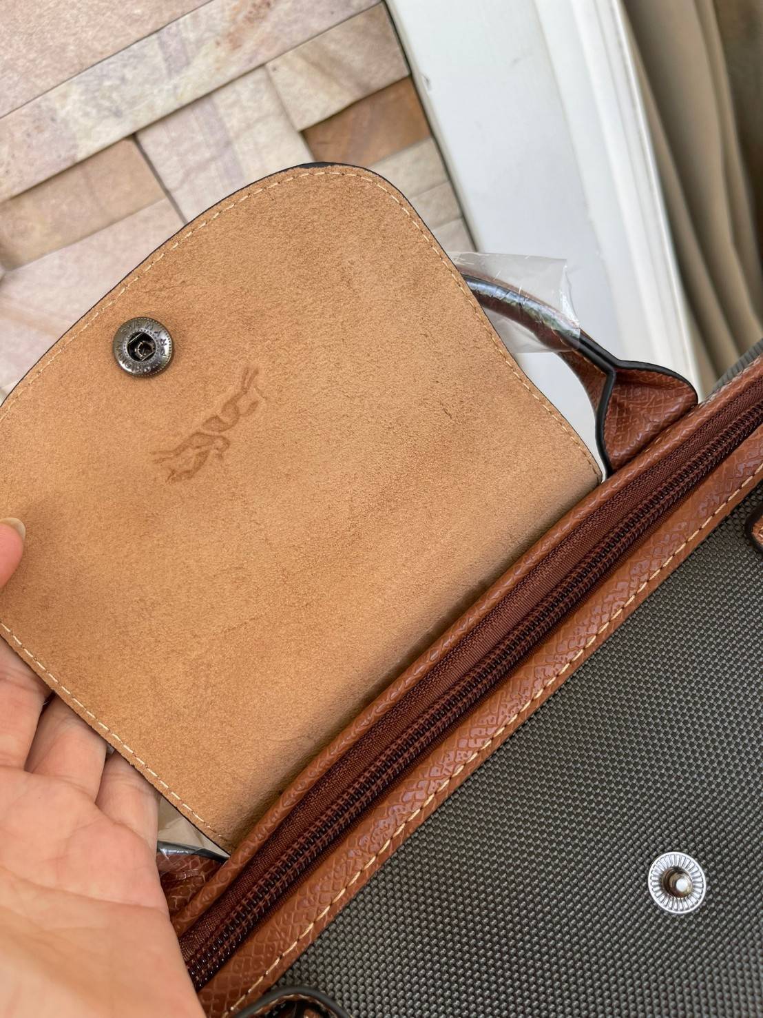 LONGCHAMP BOXFORD TRAVEL BAG L กระเป๋าเดินทางขนาดใหญ่ มาพร้อมสายสะพายที่สามารถถอดได้ ให้คุณเลือกสะพายไหล่หรือถือได้ มีซิปรูดเปิดปิดกระเป๋าที่ให้คุณมั่นใจได้ว่าคุณจัดเก็บไอเท็มของคุณได้อย่างมิดชิด บ็อคฟอร์ด (BOXFORD) สะท้อนความเป็นเอกลักษณ์ของแบรนด์ที่เปี่