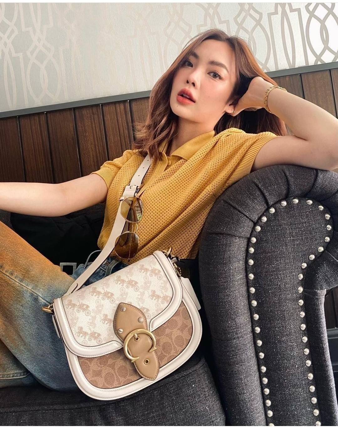COACH C3837 BEAT SADDLE BAG WITH HORSE AND CARRIAGE PRINT The best item! ที่สาวๆรอคอย! ฮอตไฟลุก! สีหายาก ละมุนคุณหนู คอลเลคชั่นใหม่ ดีไซน์หรูหรา พิเศษมากๆมาพร้อมสายสะพาย 2 เส้น ใช้คู่กันหรือแยกสะพายก็สวยครบสูตร กระเป๋าสะพายทรง saddle คลาสสิค เปิด-ปิดด้วยก