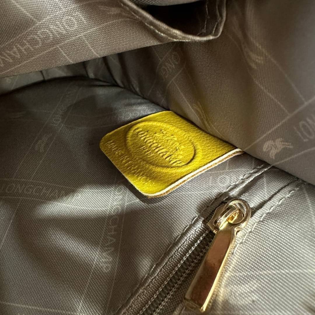 LONGCHAMP LE FOULONNÉ CROSSBODY BAG กระเป๋าสะพายที่เรียบง่ายและดูดี การออกแบบที่คล่องตัวของรุ่นนี้เหมาะอย่างยิ่งสำหรับผู้หญิงที่มีบุคลิกที่ต้องการกระเป๋าสไตล์แบบเรียบง่าย