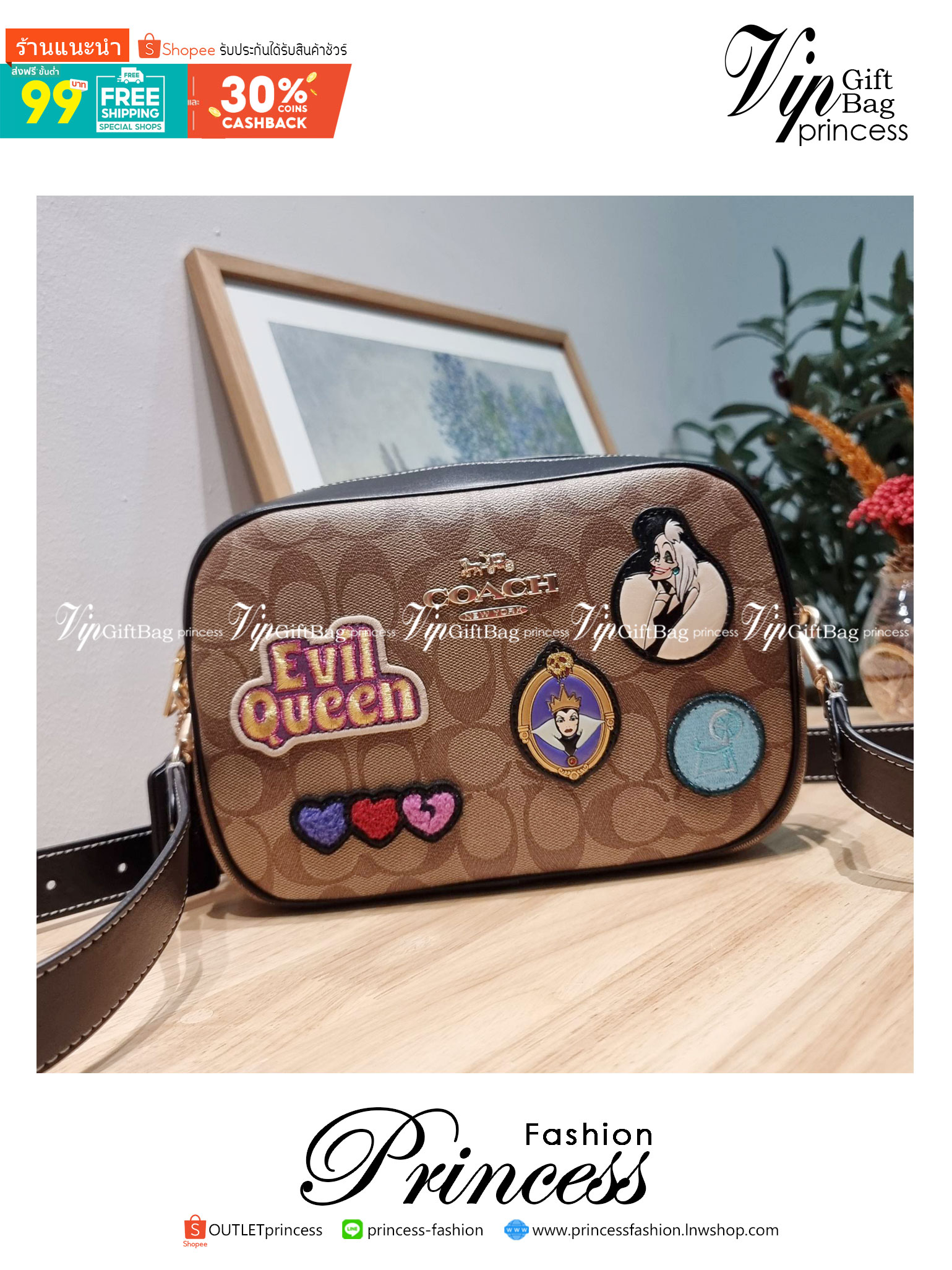 Coach Disney X Coach Jamie Camera Bag In Signature Canvas With Patches CC151 คอลใหม่ เอาใจสายยัยตัวร้าย ดีไซน์รวมเหล่าตัวแสบจากดิสนีย์ กับกระเป๋าสะพายข้าง สวยอยู่ทรง โดดเด่นด้วยลวดลายบนผืนหนัง วัสดุหนังแคนวาสตัดสลับหนังแท้ เปิด-ปิดด้วยซิป ใช้งานง่าย ดูผู้
