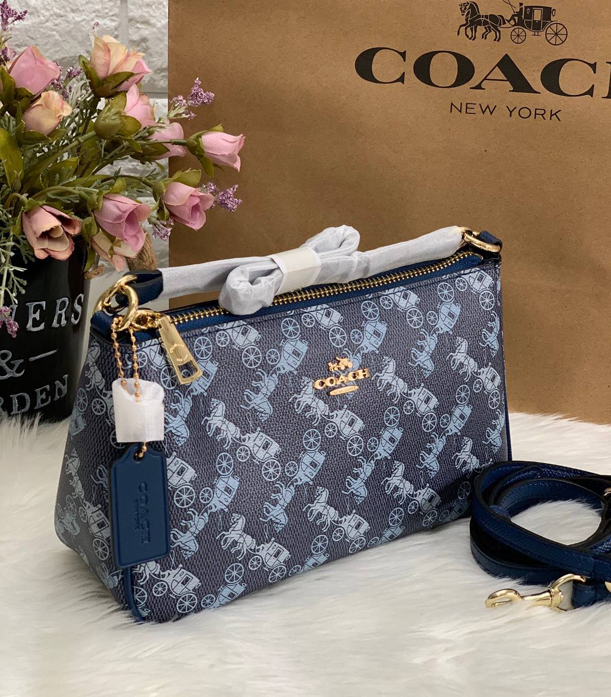 COACH POUCH HORSE AND CARRIAGE PRINT ((36674)) รุ่นแนะนำ ได้ไปไม่ผิดหวังแน่นอนค่ะ! กระเป๋าหิ้ว//สะพายไหล่//สะพายข้างได้ วัสดุ pvc นิ่มอย่างดี ลายรถม้าทั้งใบ สวยงามค่ะ เปิดปิดกระเป๋าแบบซิป ภายในสามารถใส่กระเป๋าเงินใบยาวได้;ของจำเป็นได้ครบค่ะ มีช่องเล็กให้ใ