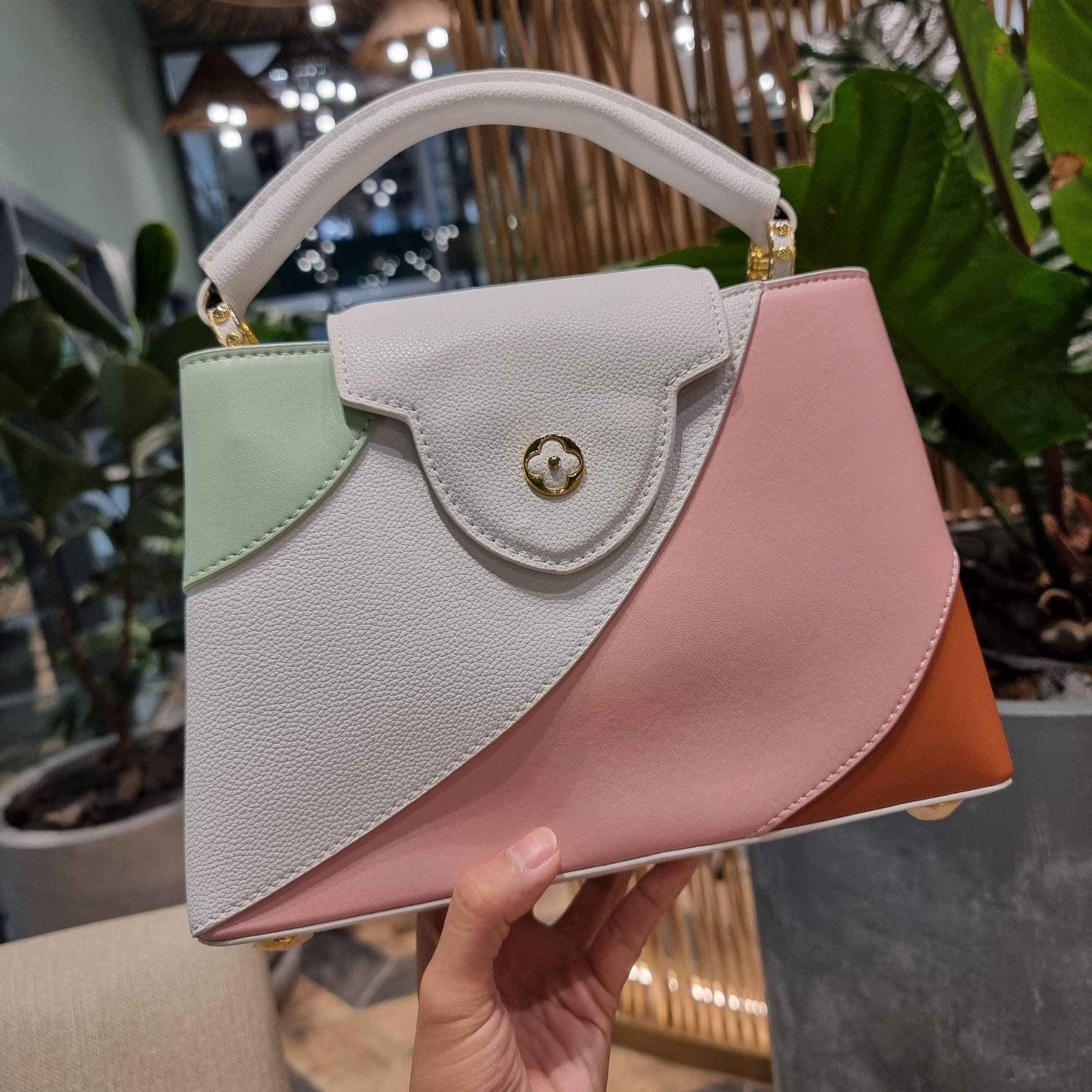 LV capucines top handle ที่สุดของความสวยในราคาเบาๆ กระเป๋าถือสุดหรู ดีไซน์ทรงคลาสสิค พร้อมลวดลายหรูหรา มาพร้อมหูจับในตัว ด้วยรูปทรงวินเทจและวัสดุหนังแท้ ขับผิว ทำให้ไอเท็มนี้สะกดทุกสายตาจริงๆ และยังมีลูกเล่นที่ฝาปิดกระเป๋า ที่สามารถปิด หรือสอดด้านใน ก็เห็