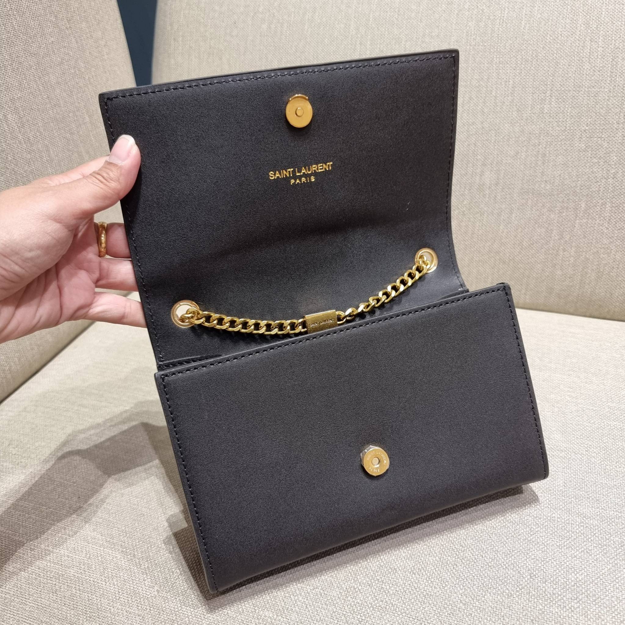 Yves Saint laurent small kate bag สุดหรู ทรง woc ที่แสนจะฮอตปรอทแตก ดีไซน์เรียบ แต่แอบมีดีเทลความหรูที่พู่ห้อยสีทองโดดเด่น เพิ่มความแพงอีกหนึ่ง วัสดุหนังแท้สัมผัสดีงาม ใช้งานง่ายเพียงแค่เปิด-ปิดด้วยกระดุมแม่เหล็ก ภายในเป็นช่องโล่ง มีช่องใส่บัตร ใส่มือถือ 