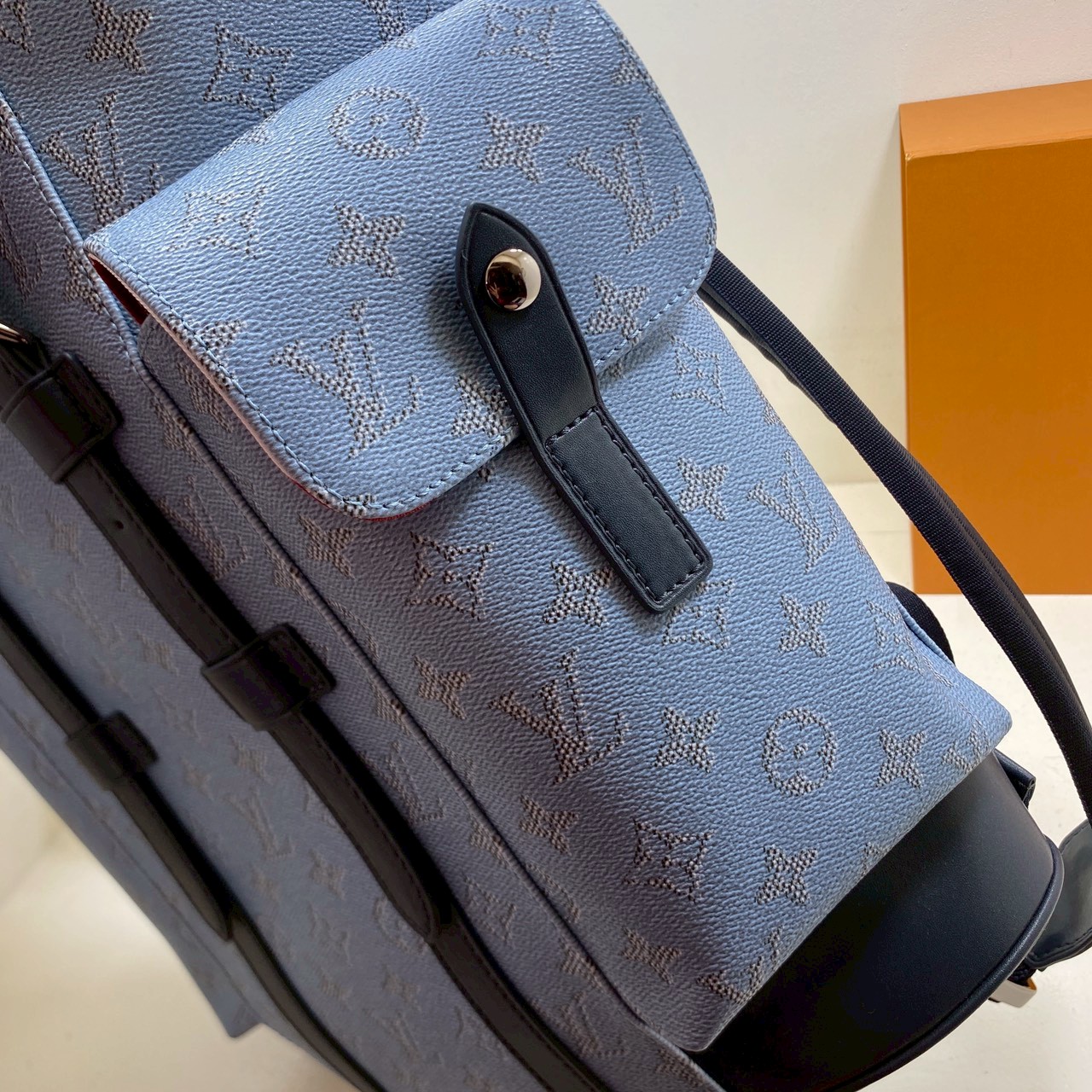 VIP หนังแท้ | LV Christopher MM Backpack กระเป๋าสะพายหลังรุ่นใหม่รังสรรค์จาก Monogram Heritage แคนวาสในสีสันที่ได้แรงบันดาลใจจากการท่องโลกผ่านผืนน้ำและเรือเดินสมุทรสุดหรู